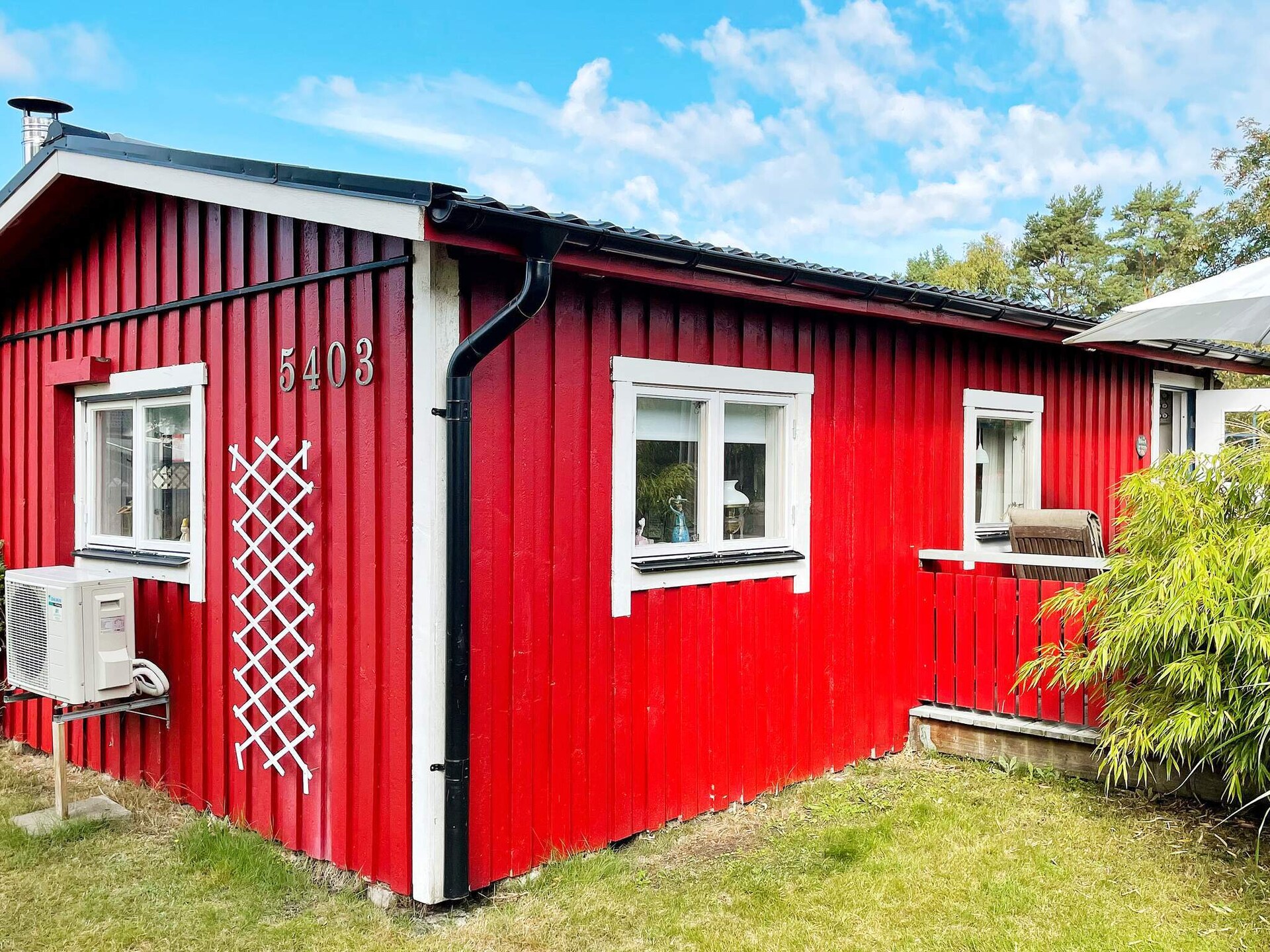 Zonovergoten vakantiehuis bij het strand van Sandviken, Sölvesborg - foto 1