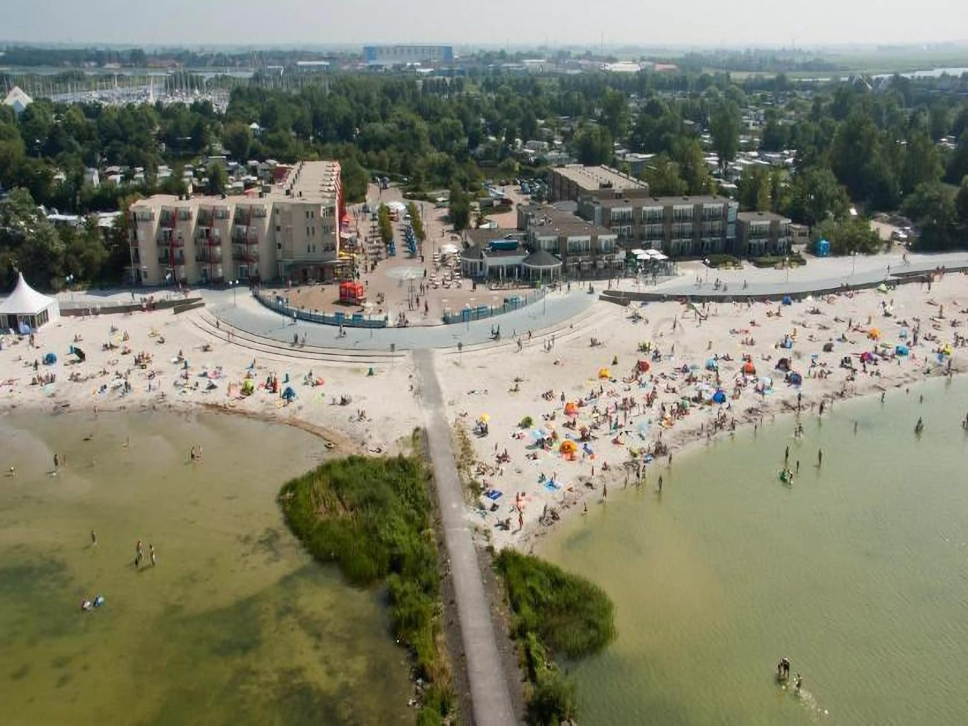 Vrijstaande bungalow bij strand en IJsselmeer in Makkum, Friesland - foto 23
