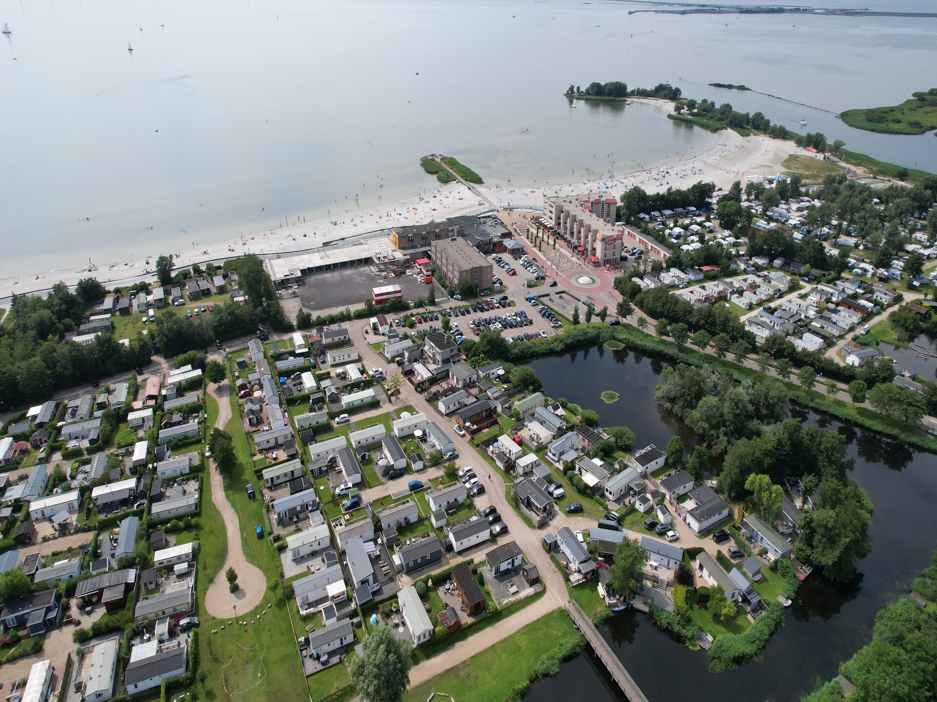 Vrijstaande bungalow bij strand en IJsselmeer in Makkum, Friesland - foto 35