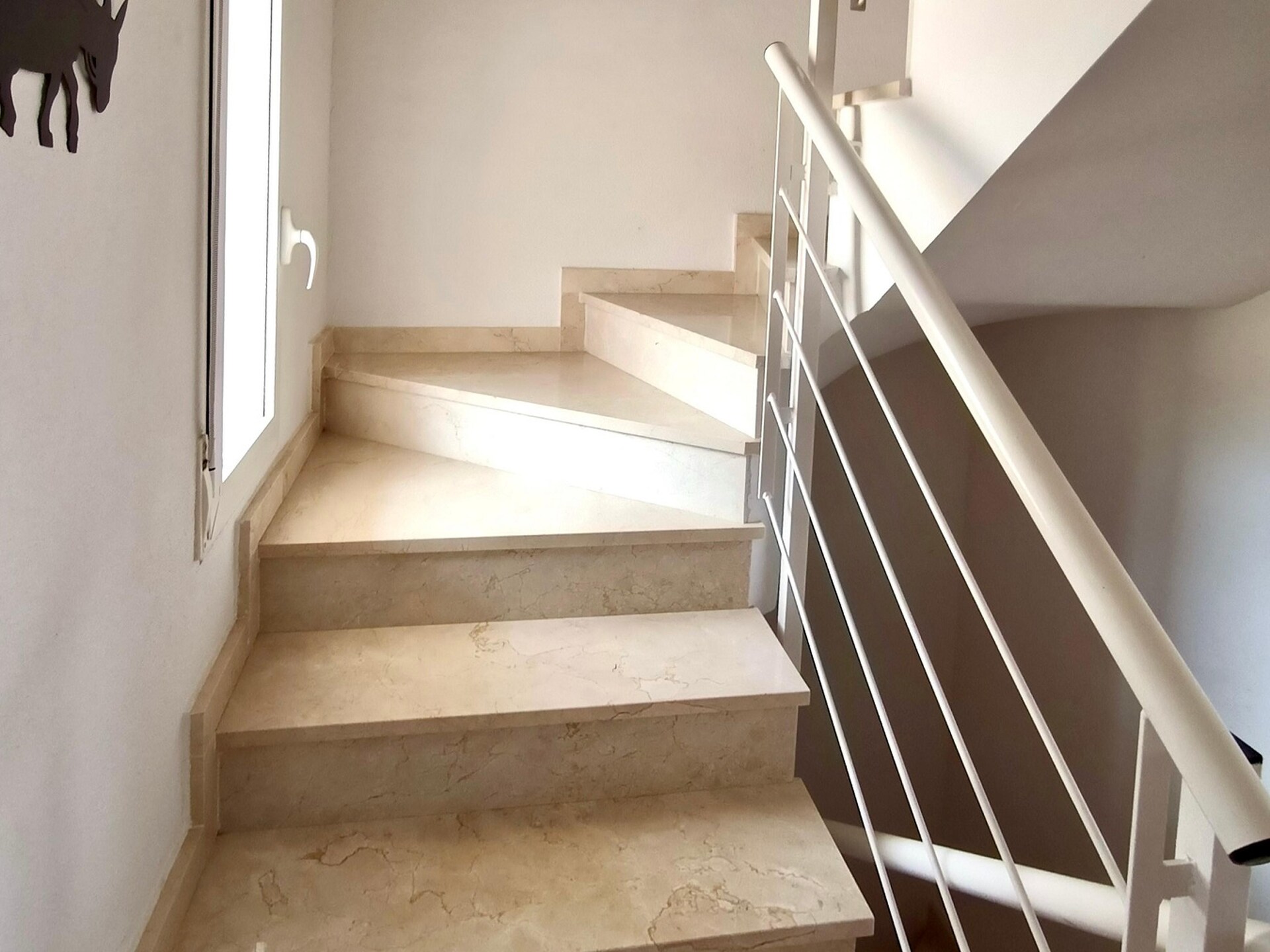 Ruime bungalow in Relleu met zwembad, 28km van strand - foto 10