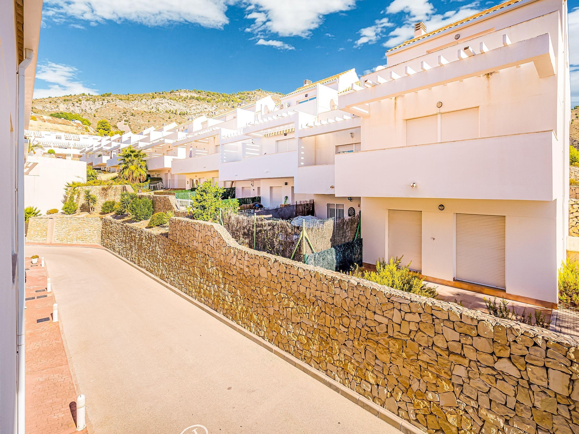Ruime bungalow in Relleu met zwembad, 28km van strand - foto 6