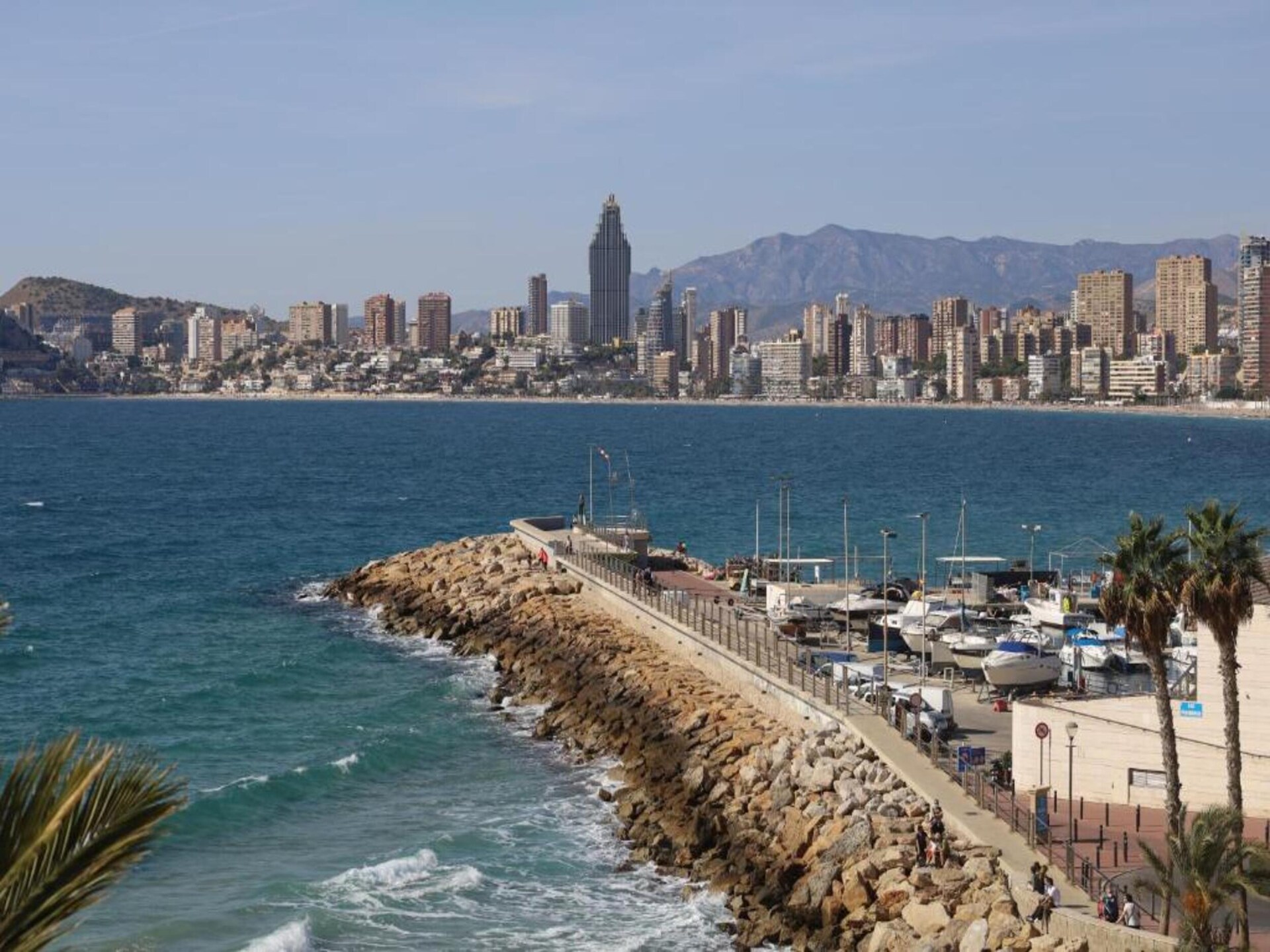 Ruime bungalow in Relleu met zwembad, 28km van strand - foto 33