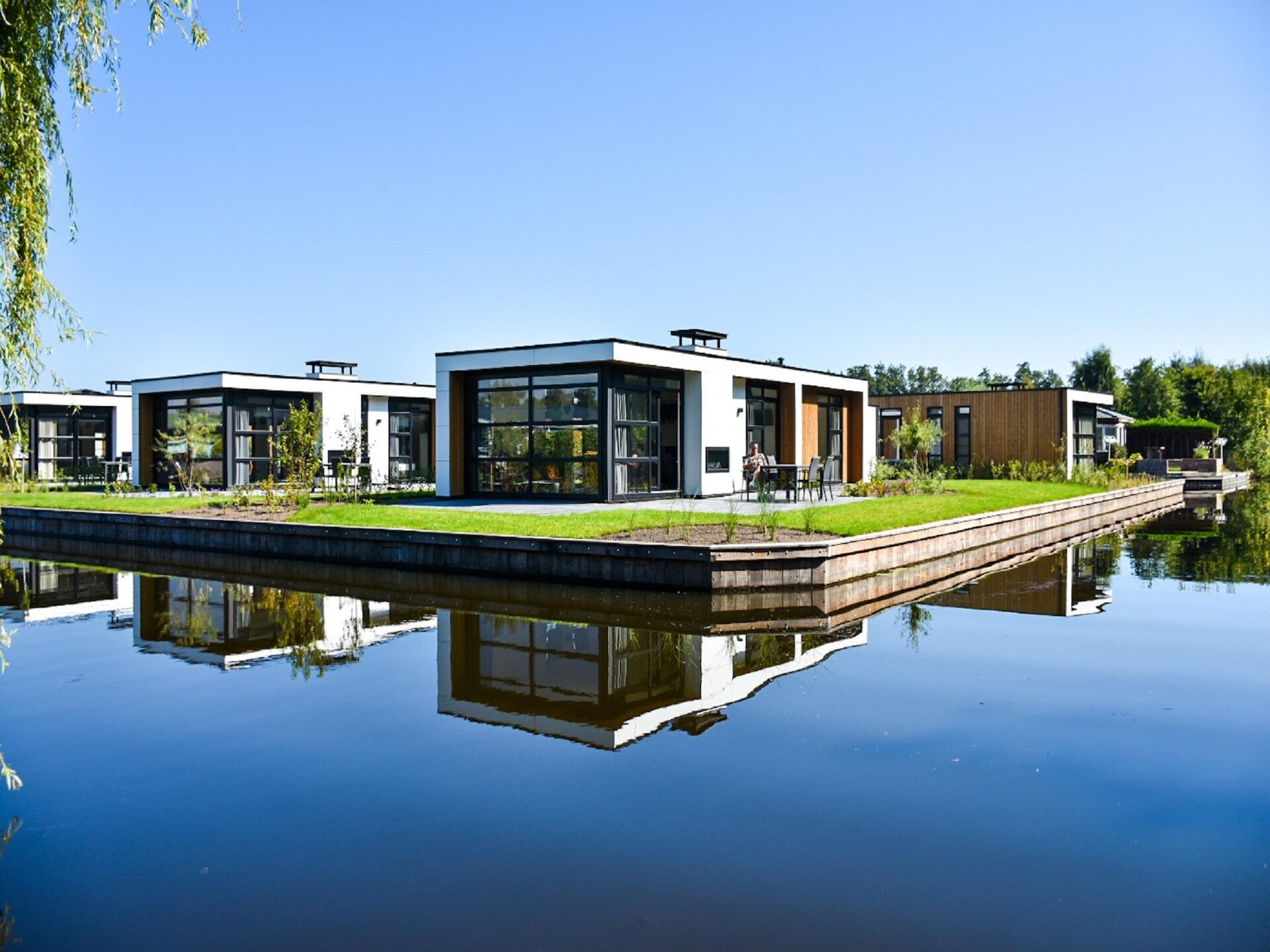 Modern vakantiehuis aan het Loosdrechtse water met hottub en open haard - foto 13