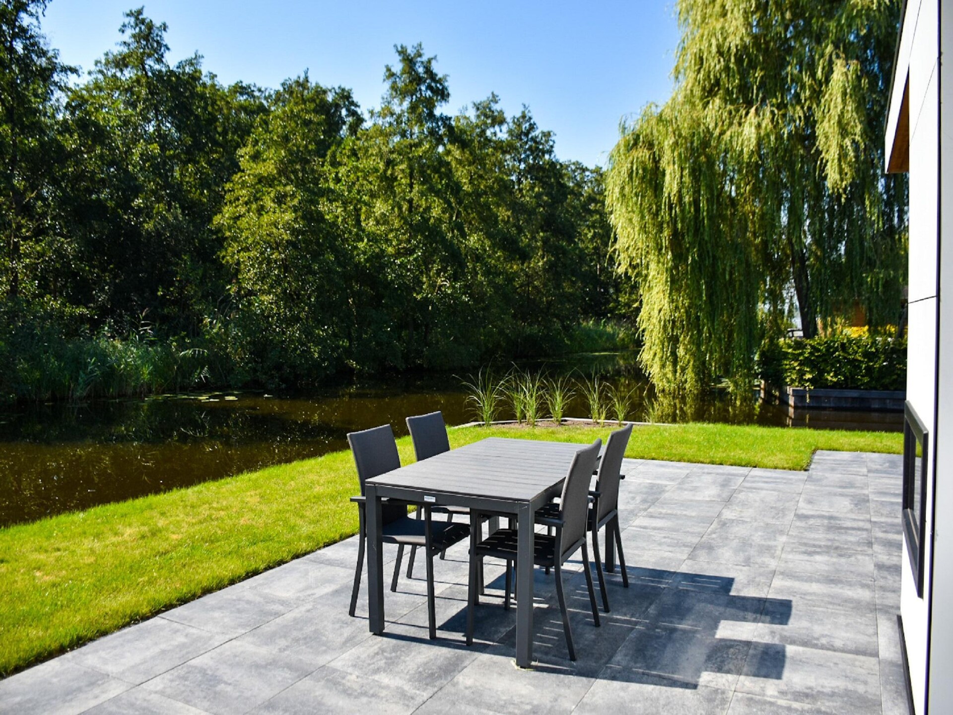 Modern vakantiehuis aan het Loosdrechtse water met hottub en open haard - foto 5
