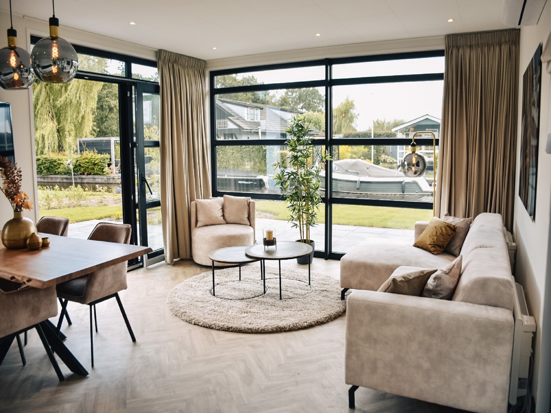 Modern vakantiehuis aan het Loosdrechtse water met hottub en open haard - foto 12