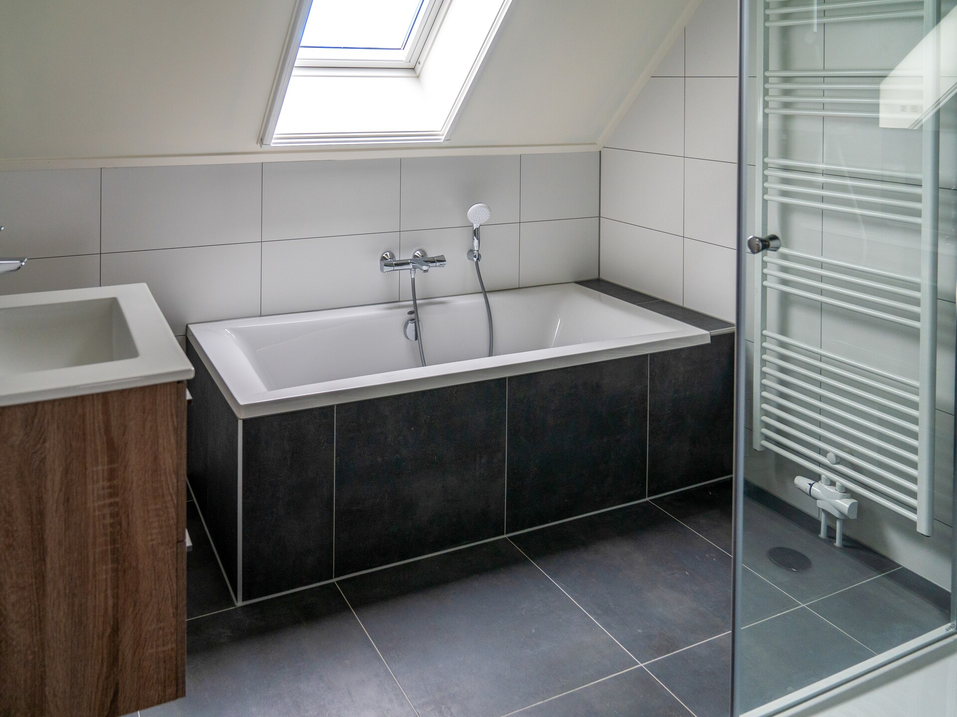 Moderne 20-persoons villa aan open vaarwater in hartje Friesland - foto 23