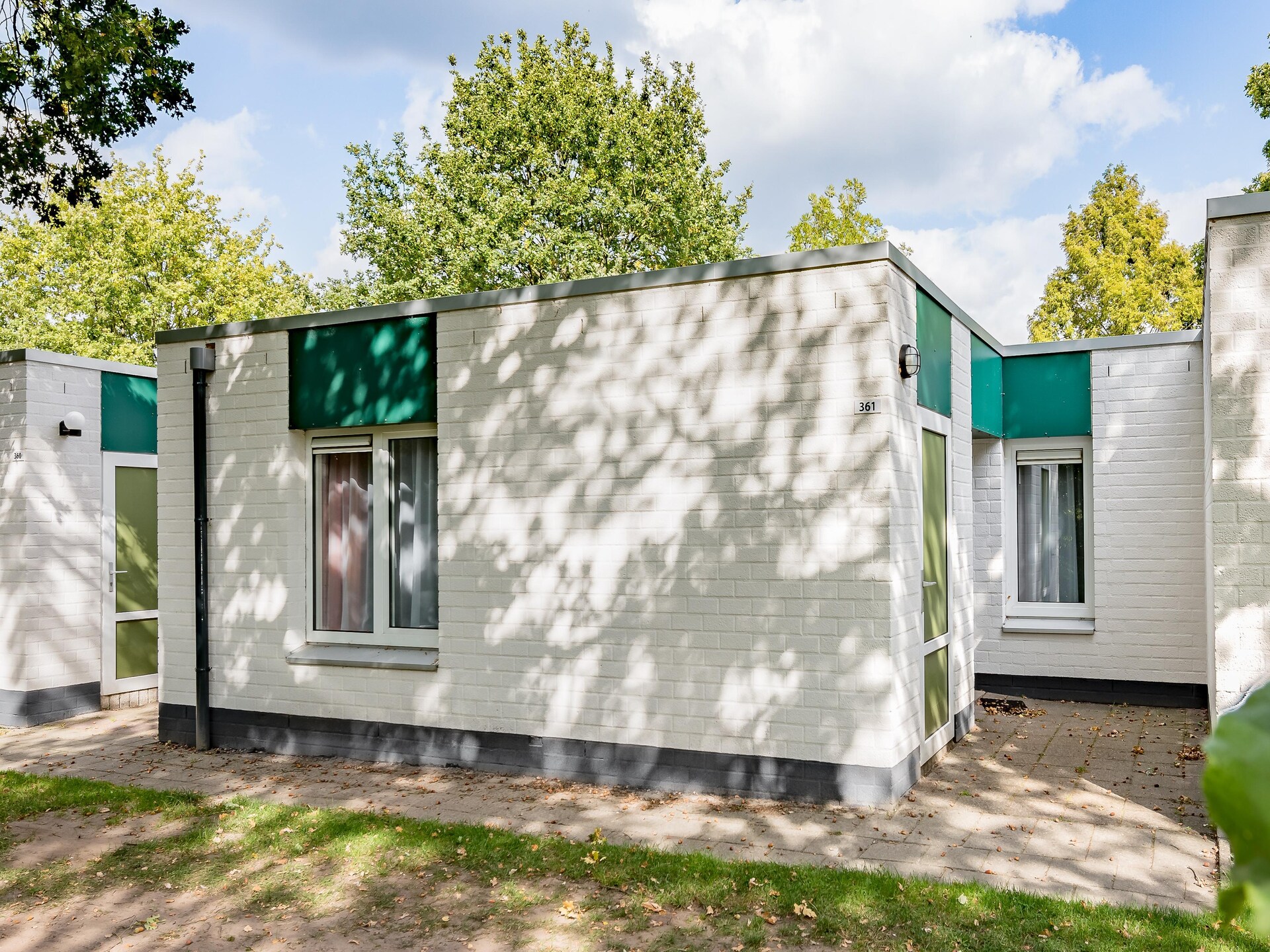 Vernieuwde halfvrijstaande bungalow op Vakantiepark Hunzedal in Borger - foto 10