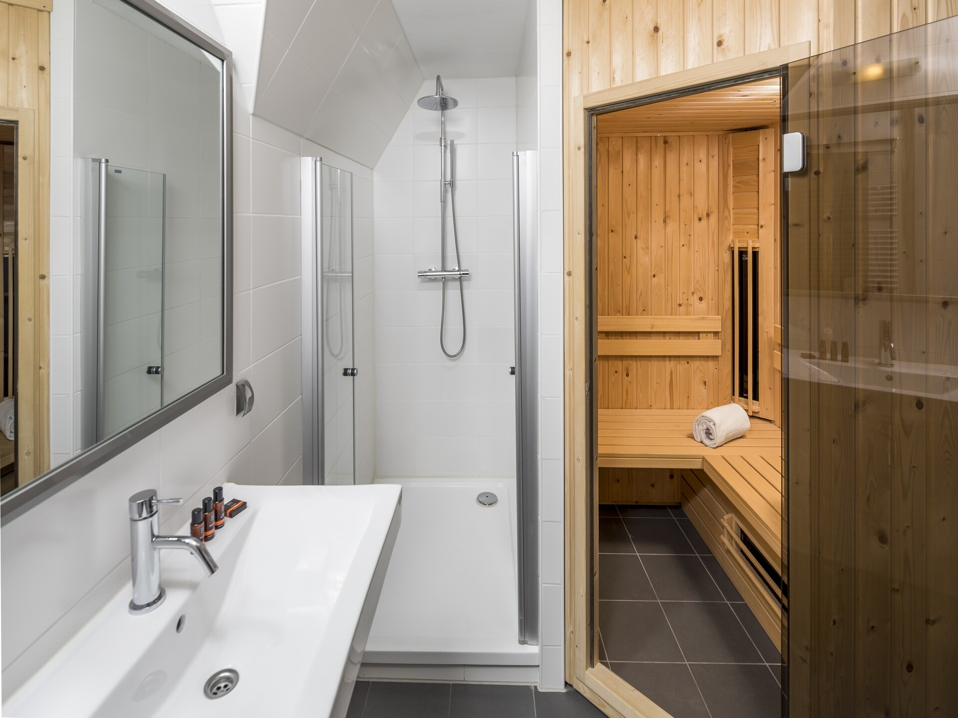 Luxe watervilla met privé-aanlegsteiger op 400m van het strand - foto 9