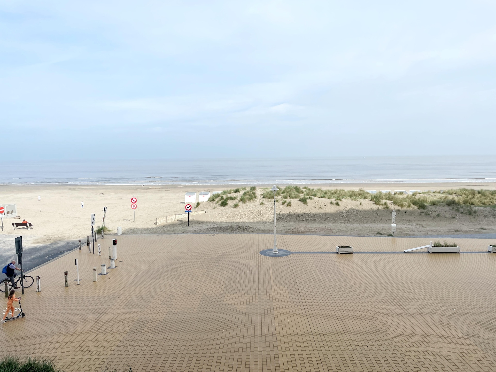 Zonovergoten appartement aan de zeewering van Nieuwpoort met terras - foto 13