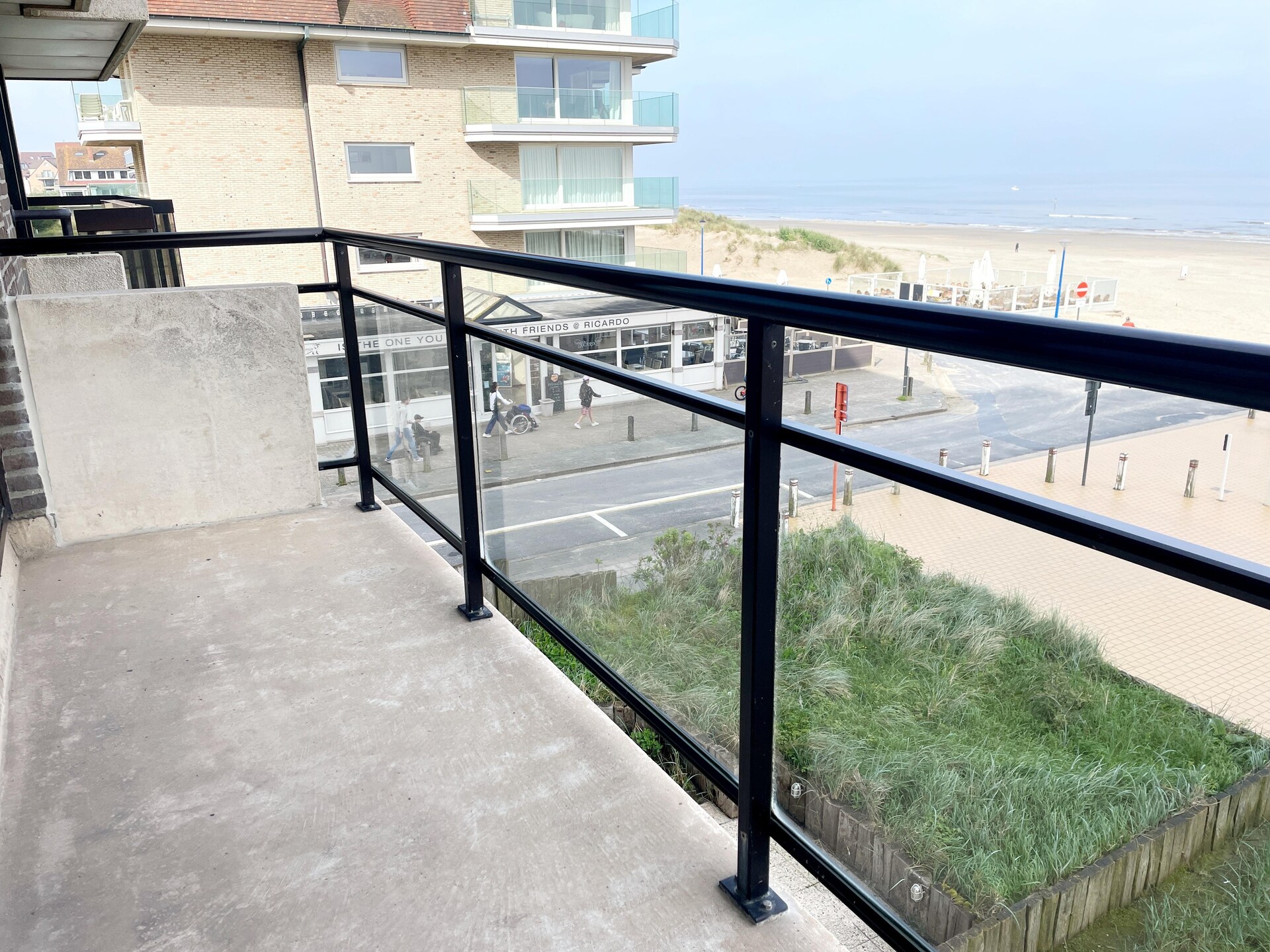 Zonovergoten appartement aan de zeewering van Nieuwpoort met terras - foto 8