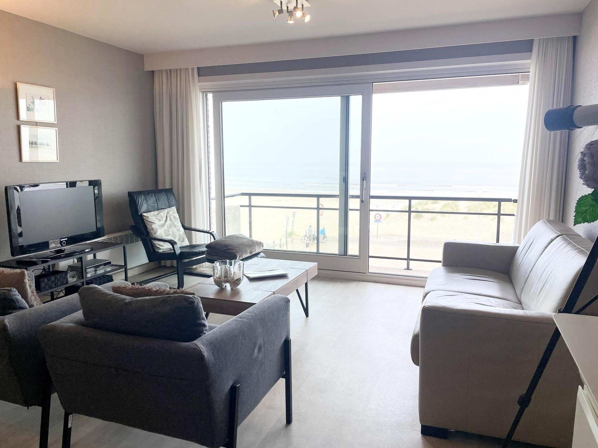 Zonovergoten appartement aan de zeewering van Nieuwpoort met terras - foto 1