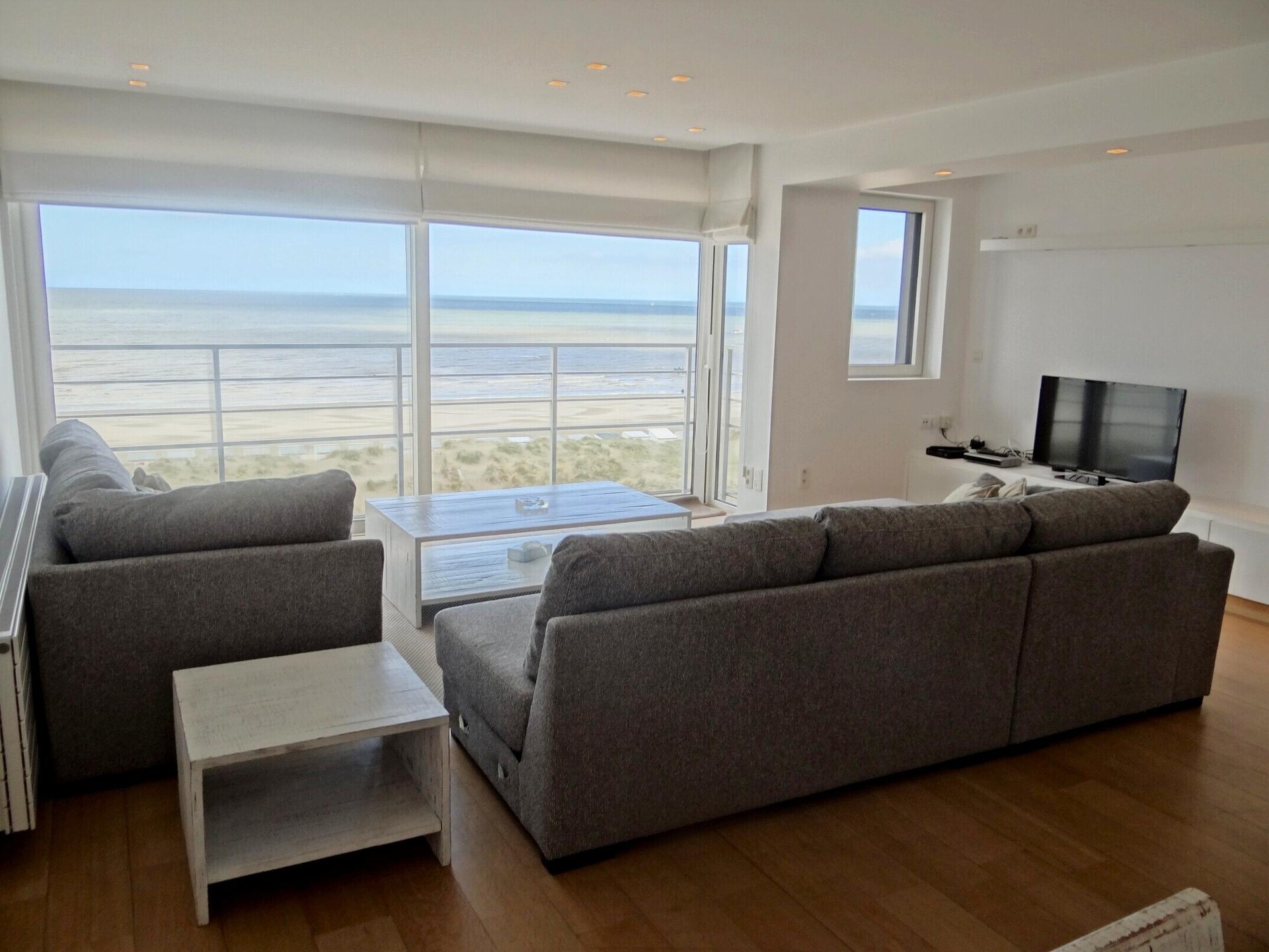 SUN BEACH I: Zonovergoten appartement aan de zeewering met zeezicht - foto 1