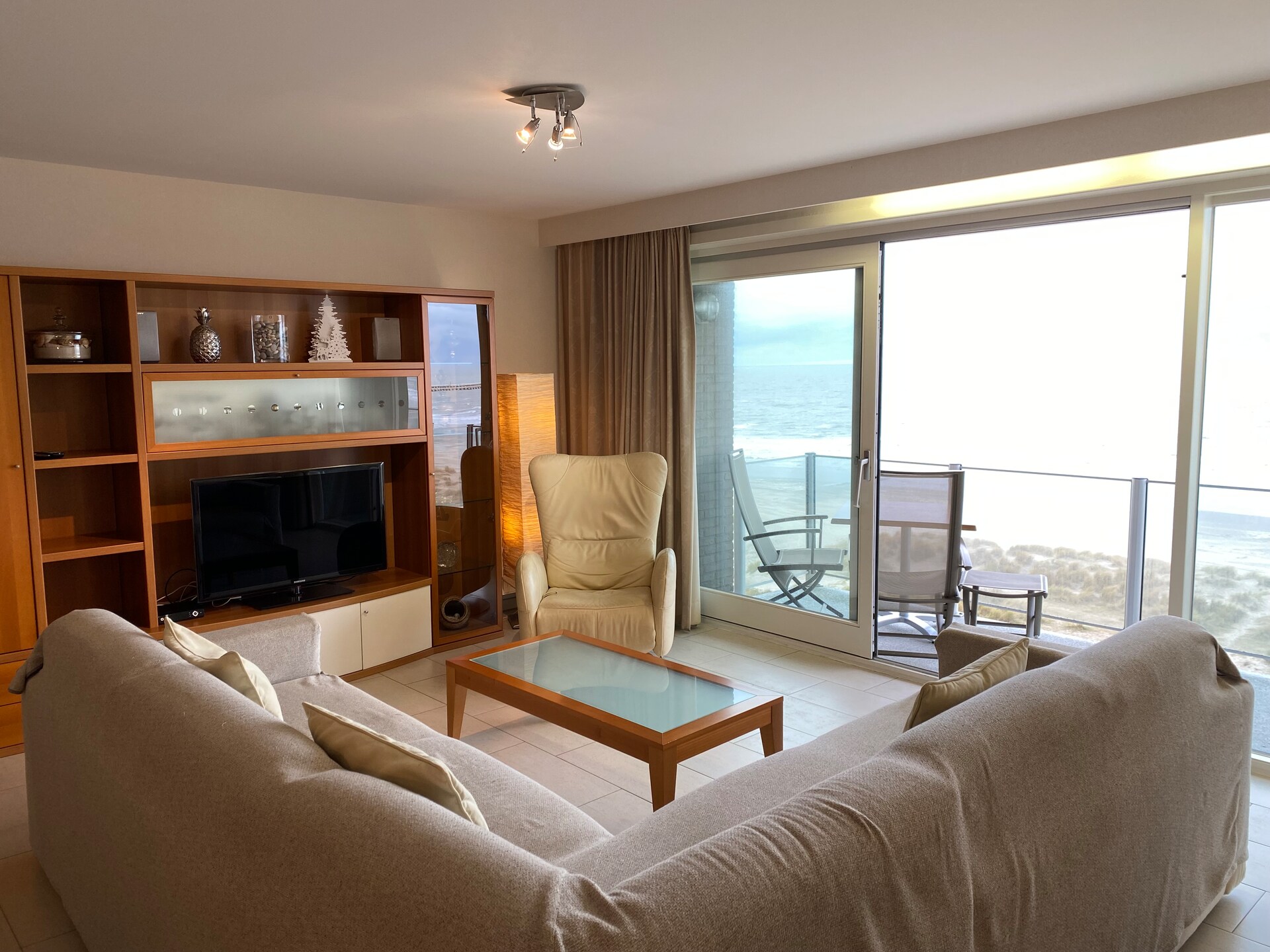 Licht appartement met zeezicht en terras aan de zeedijk van Nieuwpoort - foto 1