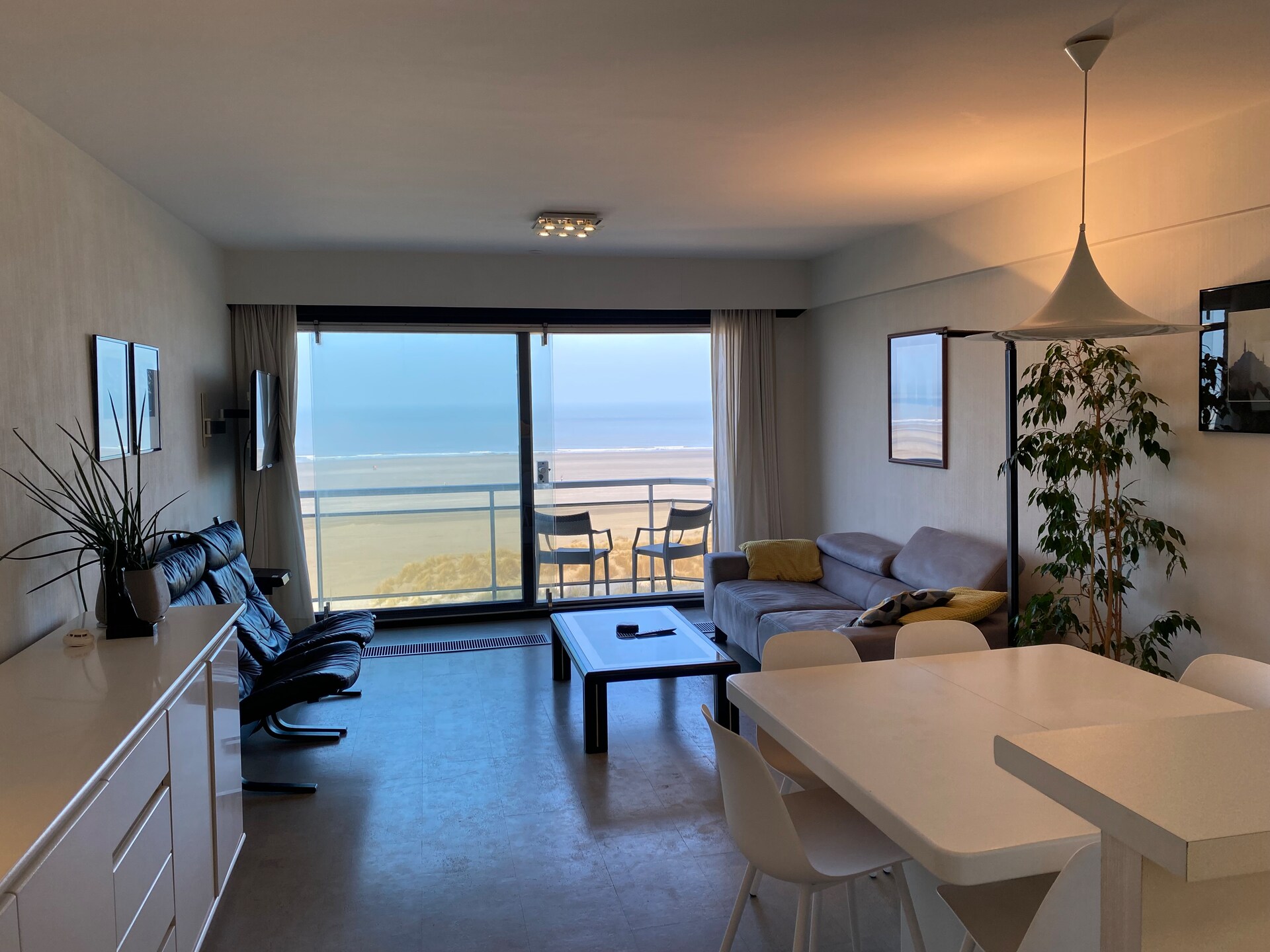 ZEEMEERMIN 502: Stijlvol appartement met zeezicht aan de Nieuwpoortse dijk - foto 1