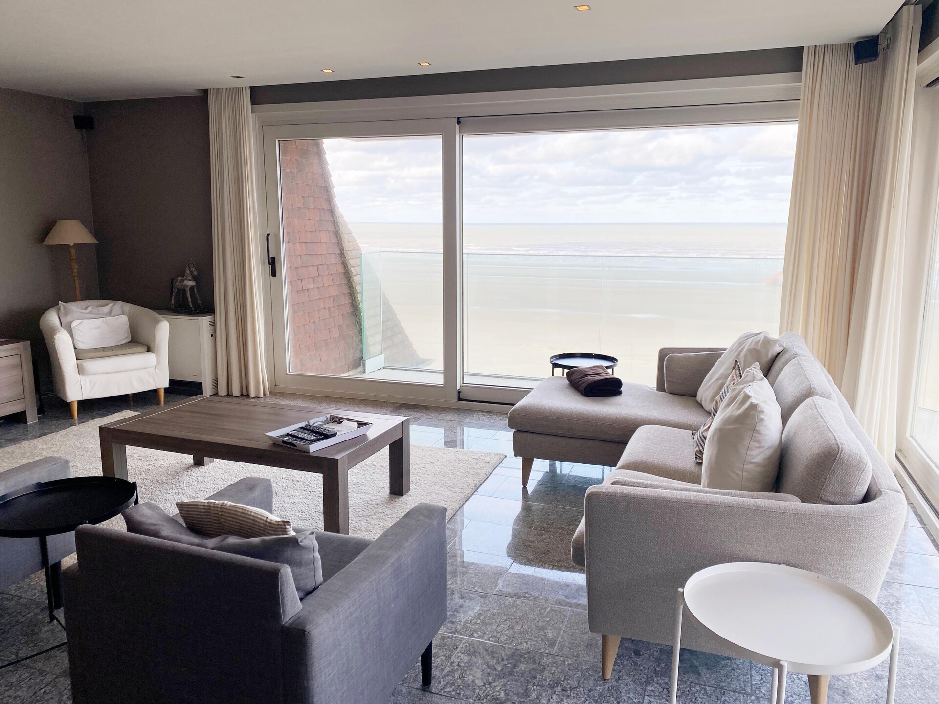 8-persoons hoekappartement met zeezicht aan de zeewering in Nieuwpoort - foto 1