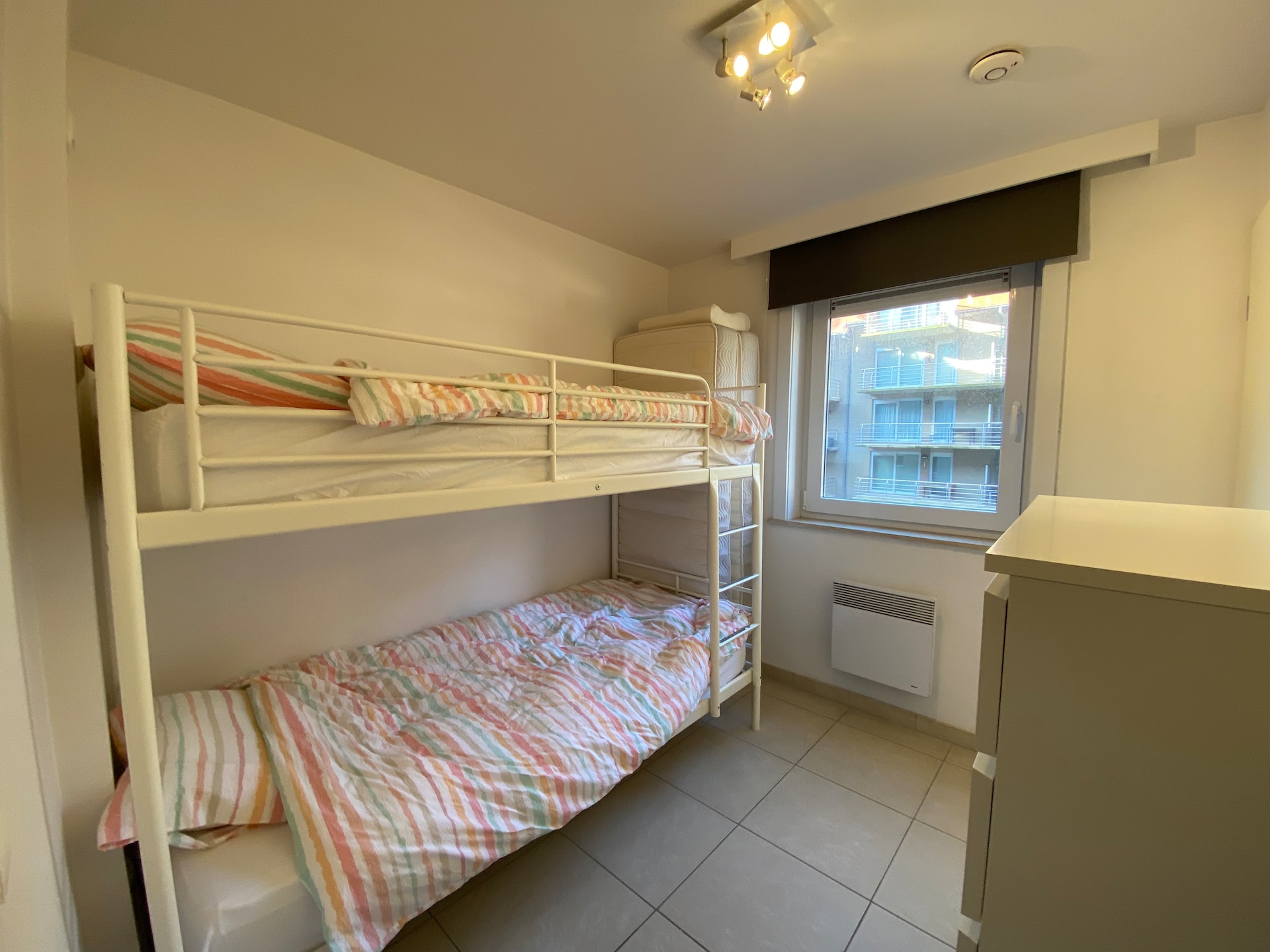Licht 4-persoons appartement met 2 slaapkamers in hartje Nieuwpoort - foto 14