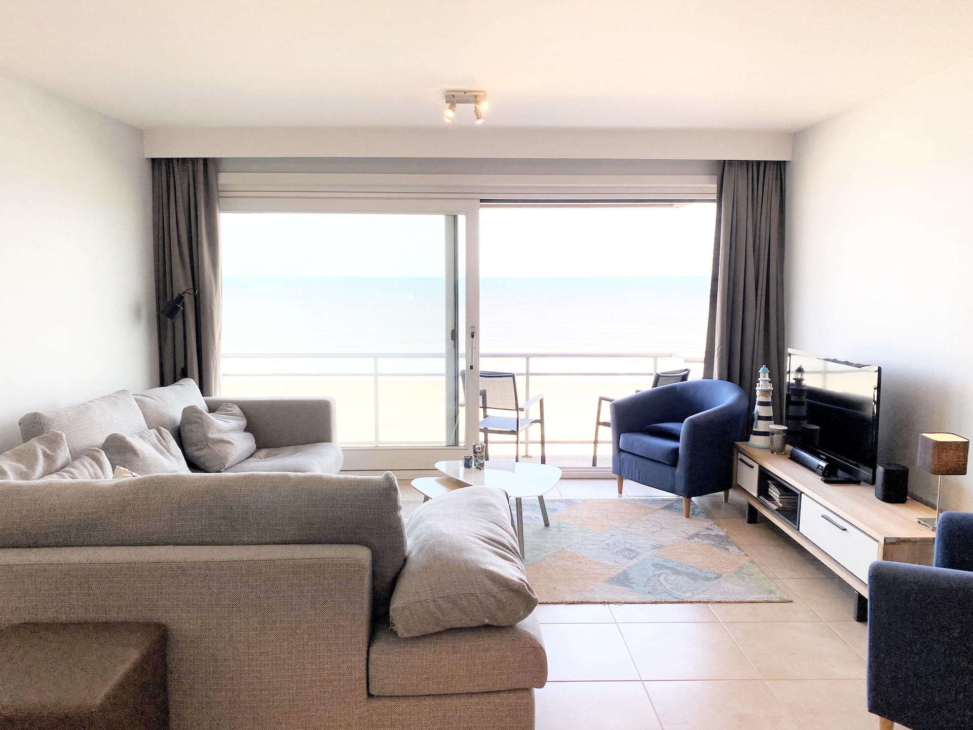 Zeezichtappartement met 2 slaapkamers aan de Nieuwpoortse dijk - foto 1
