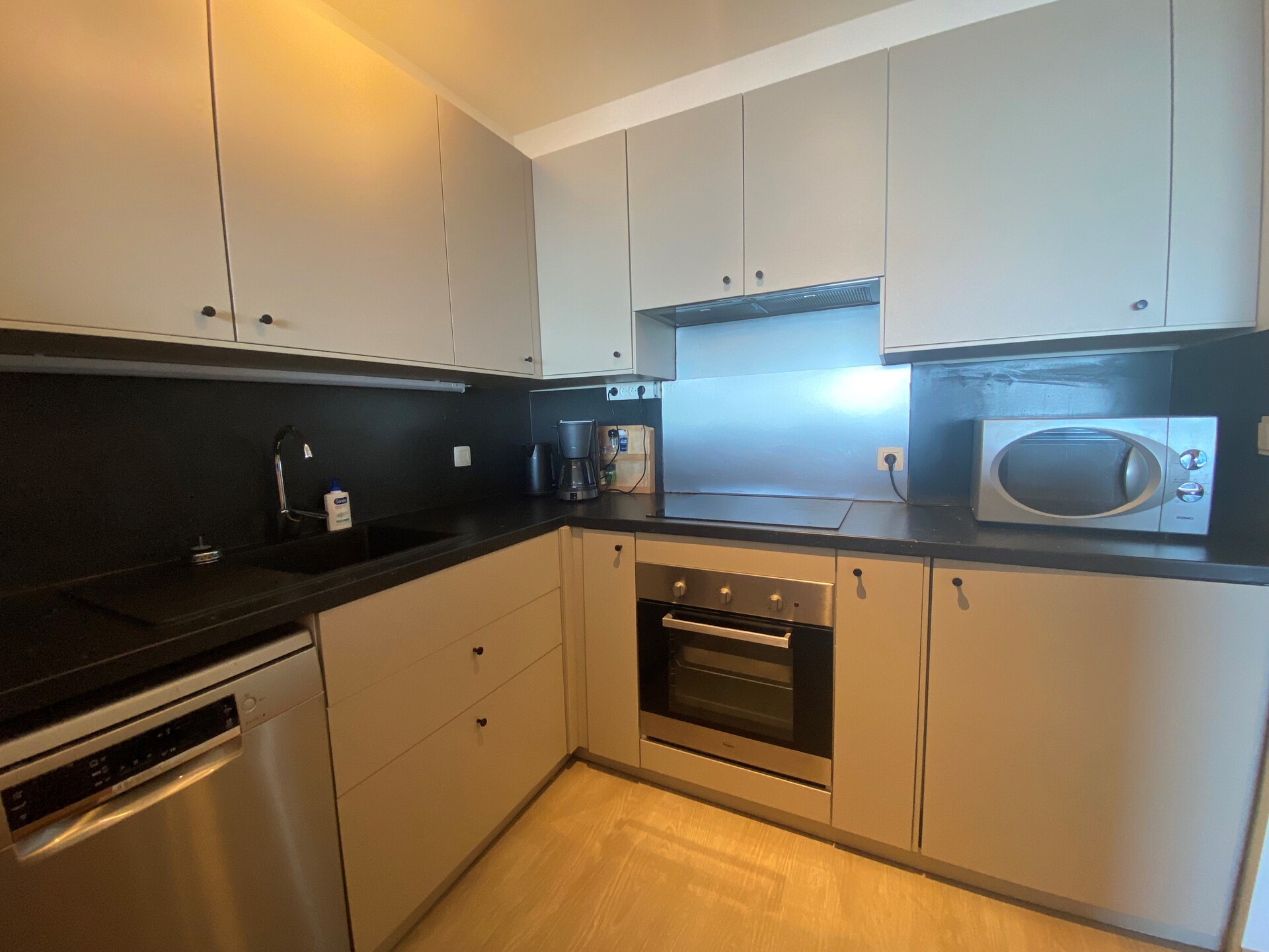 Stijlvol gerenoveerd appartement met zeezicht op de zeewering van Nieuwpoort - foto 2