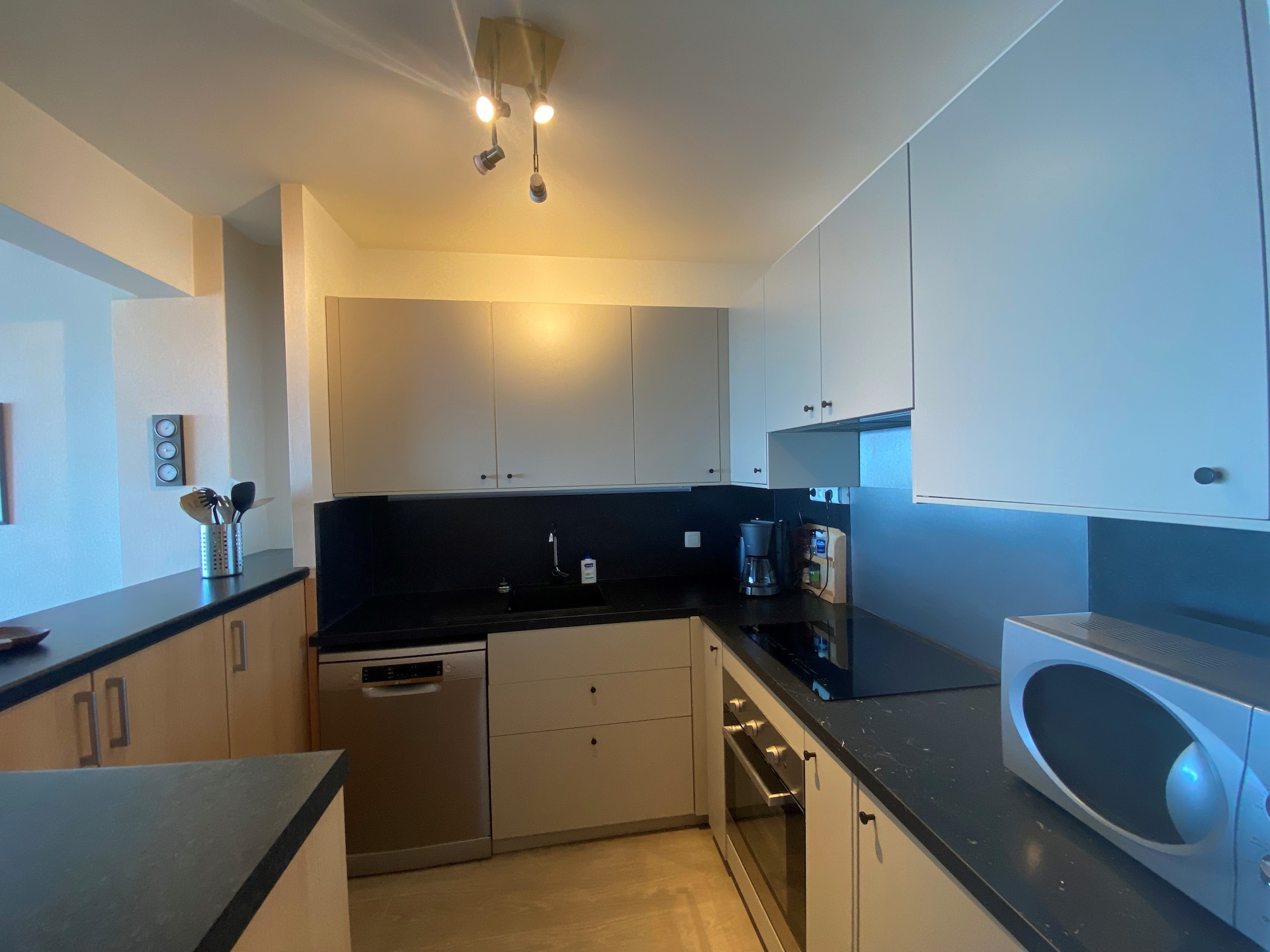 Stijlvol gerenoveerd appartement met zeezicht op de zeewering van Nieuwpoort - foto 10