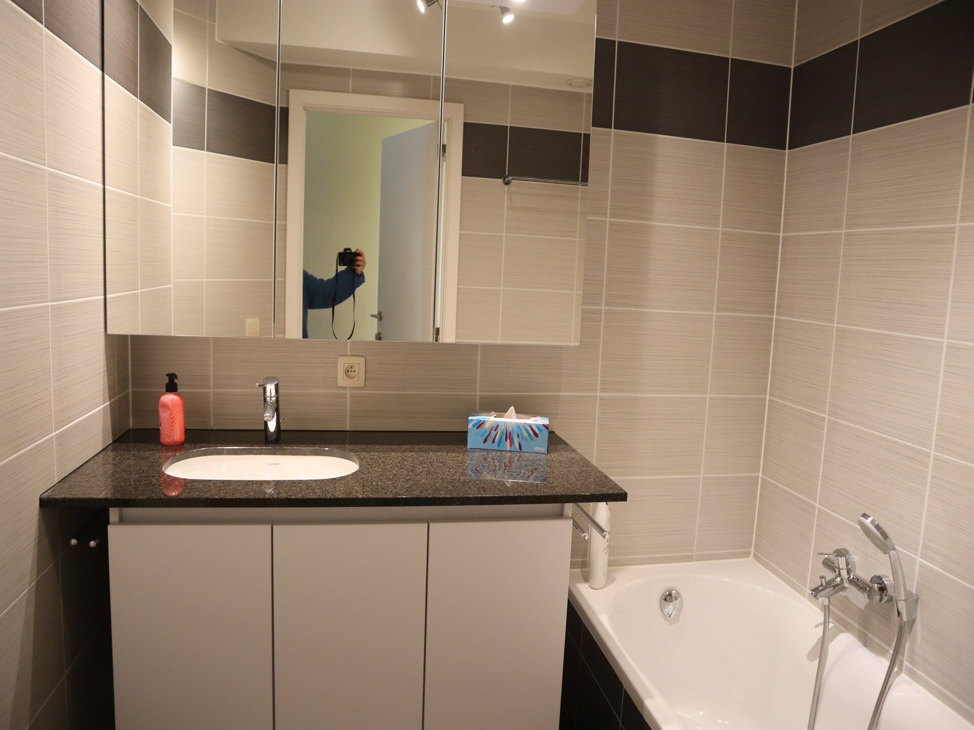 Licht appartement op de zeedijk met panoramisch zeezicht en terras - foto 10