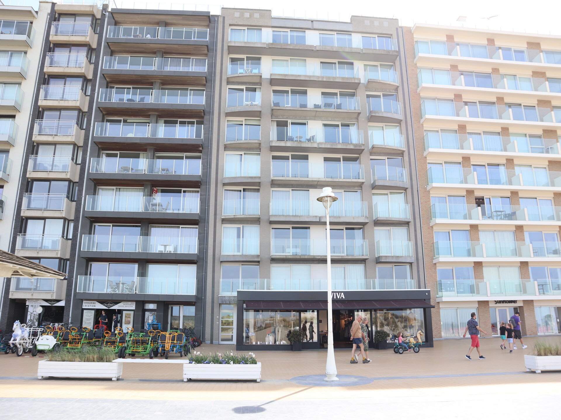 Licht appartement op de zeedijk met panoramisch zeezicht en terras - foto 5