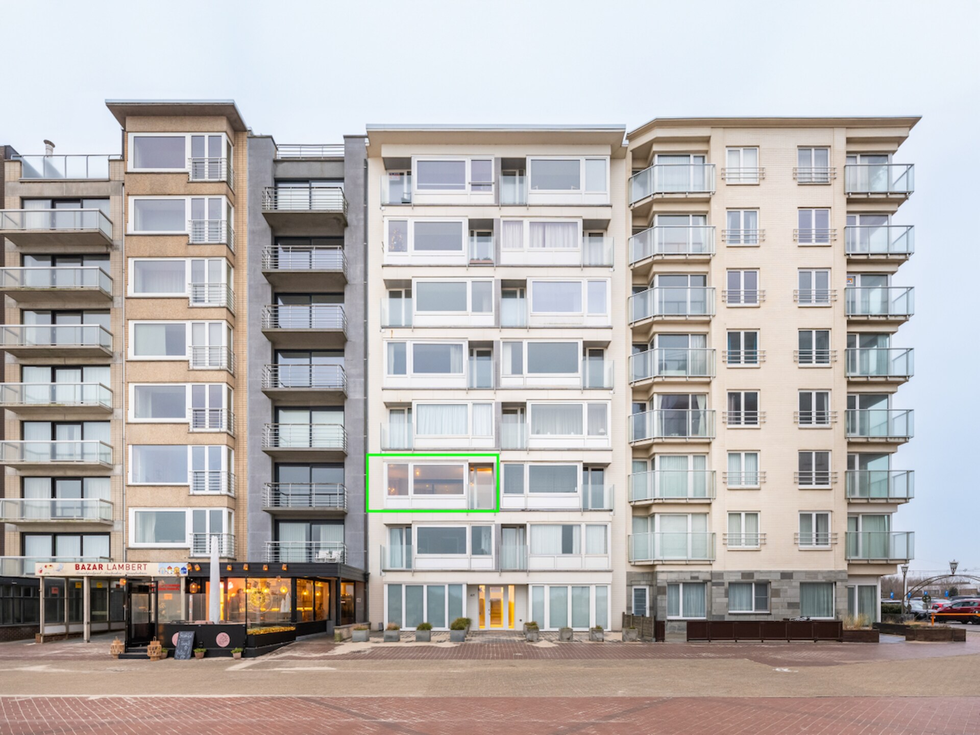 Zonovergoten appartement met uniek zeezicht op de zeewering van Oostduinkerke - foto 1