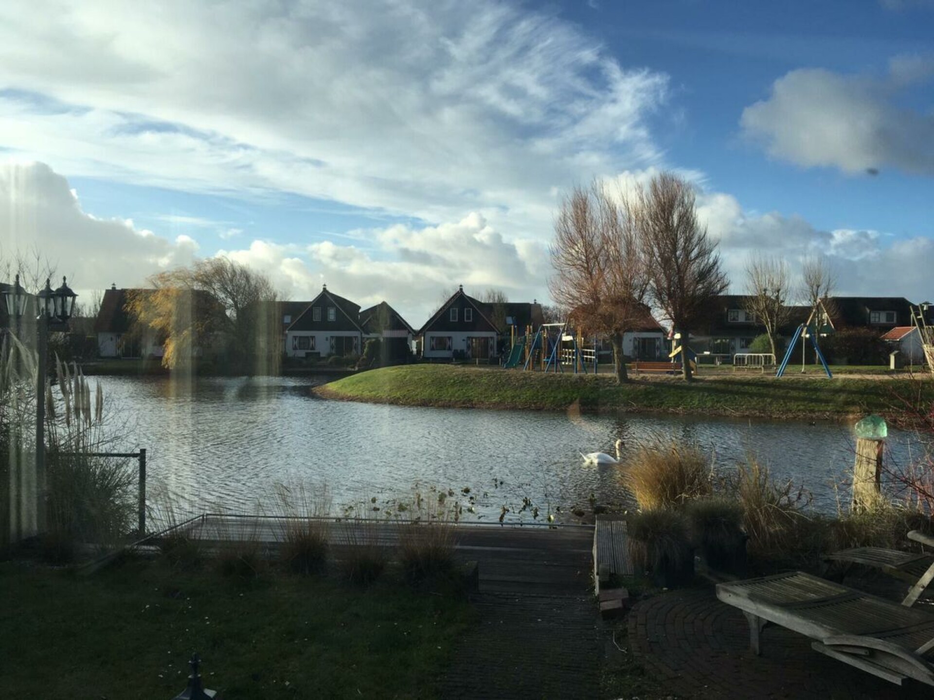 Rietgedekt vakantiehuis met uitzicht op meer in Callantsoog - foto 10