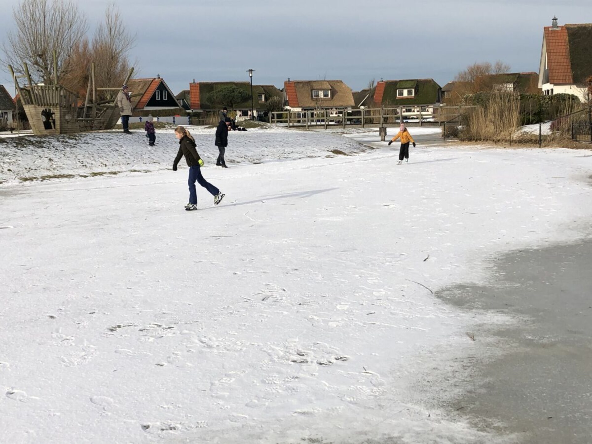 Rietgedekt vakantiehuis met uitzicht op meer in Callantsoog - foto 14