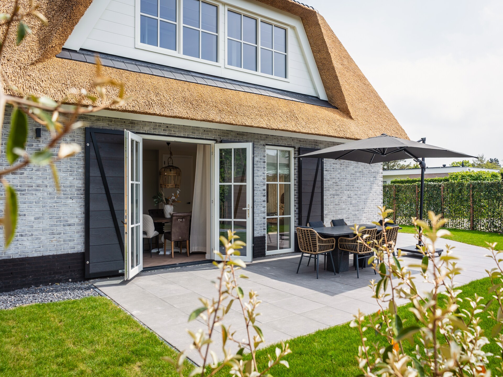 Luxe vrijstaande wellnessvilla met rieten dak nabij strand van Texel - foto 5