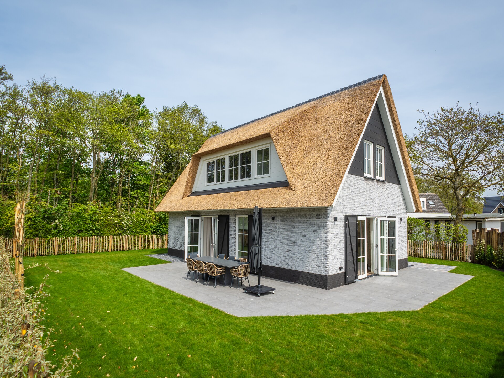 Luxe vrijstaande wellnessvilla met rieten dak nabij strand van Texel - foto 7