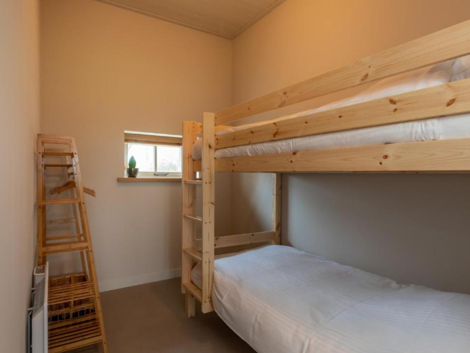 De Kleine Pionier: Modern vakantiehuis met tuin in hartje Grijpskerke - foto 12
