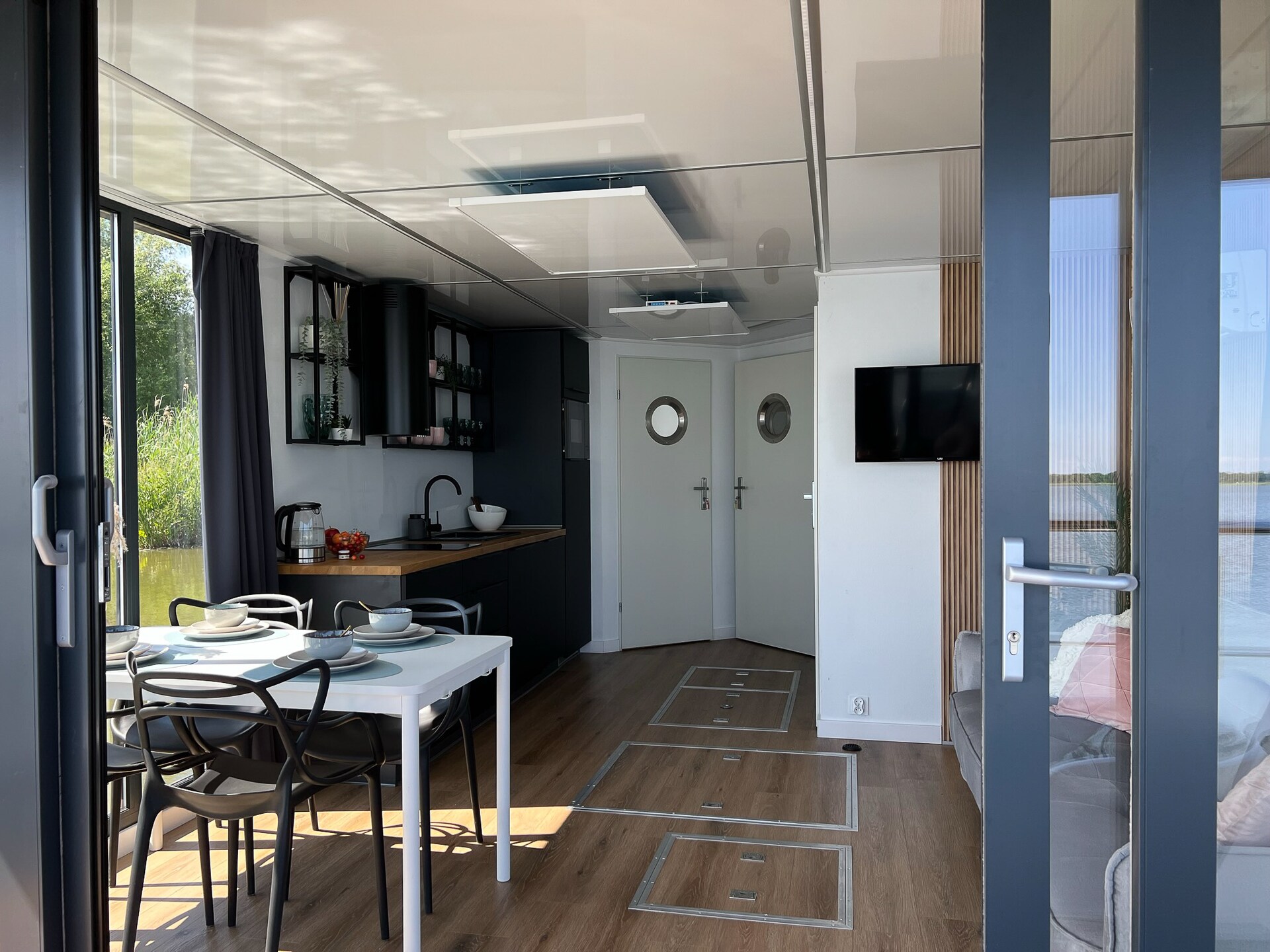 Op 300 m van zee: Unieke woonboot voor 5 personen in Łazy - foto 8