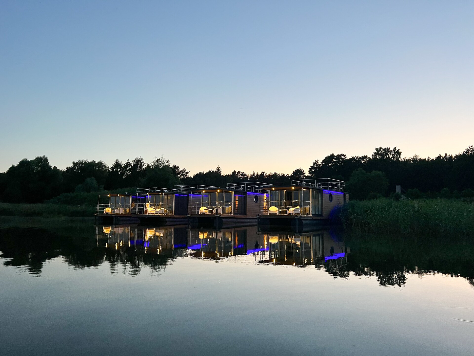 Op 300 m van zee: Unieke woonboot voor 5 personen in Łazy - foto 5