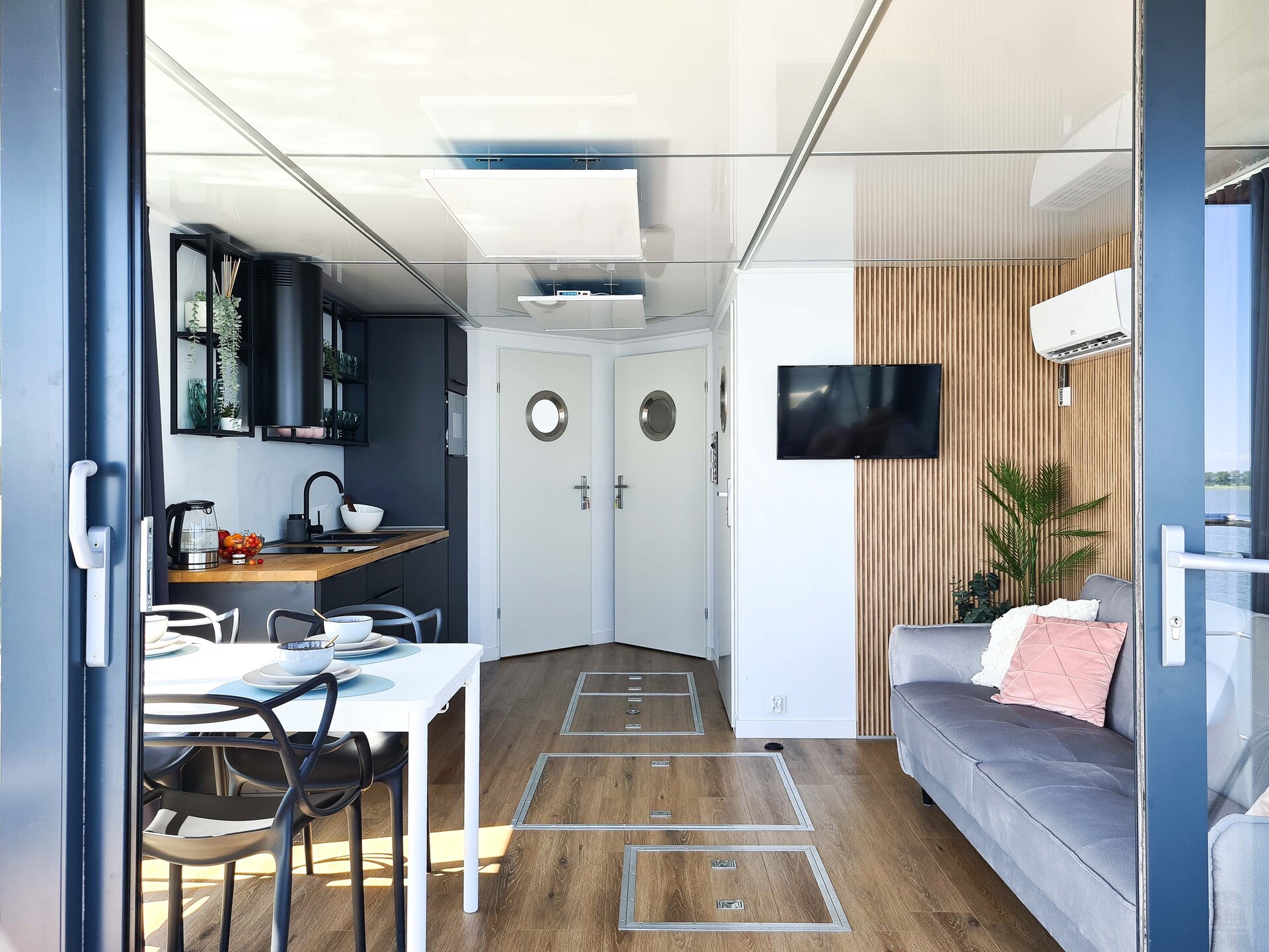 Op 300 m van zee: Unieke woonboot voor 5 personen in Łazy - foto 11