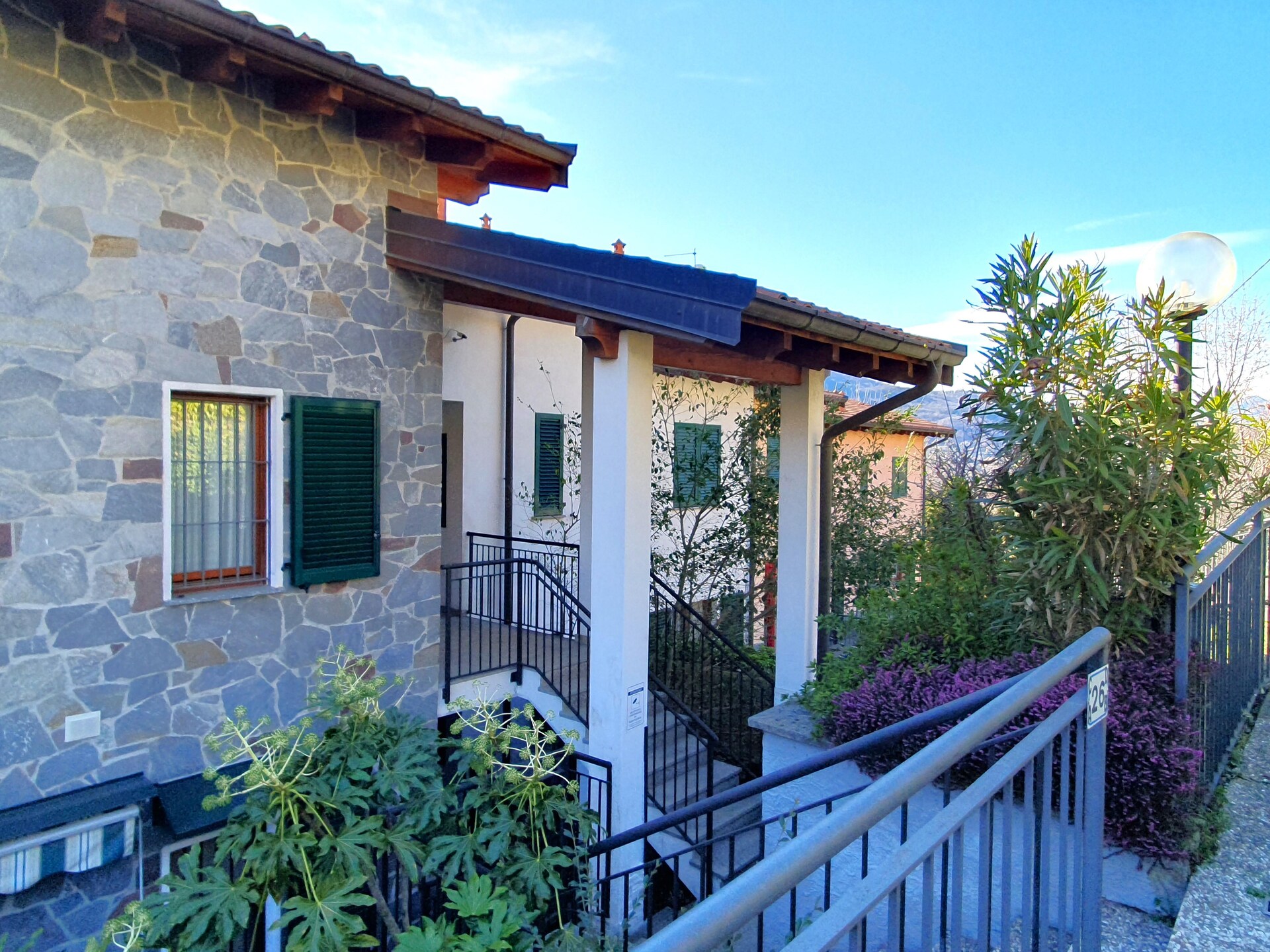 Ruim vakantiehuis voor 6 in Montegrino Valtravaglia met zwembad - foto 12
