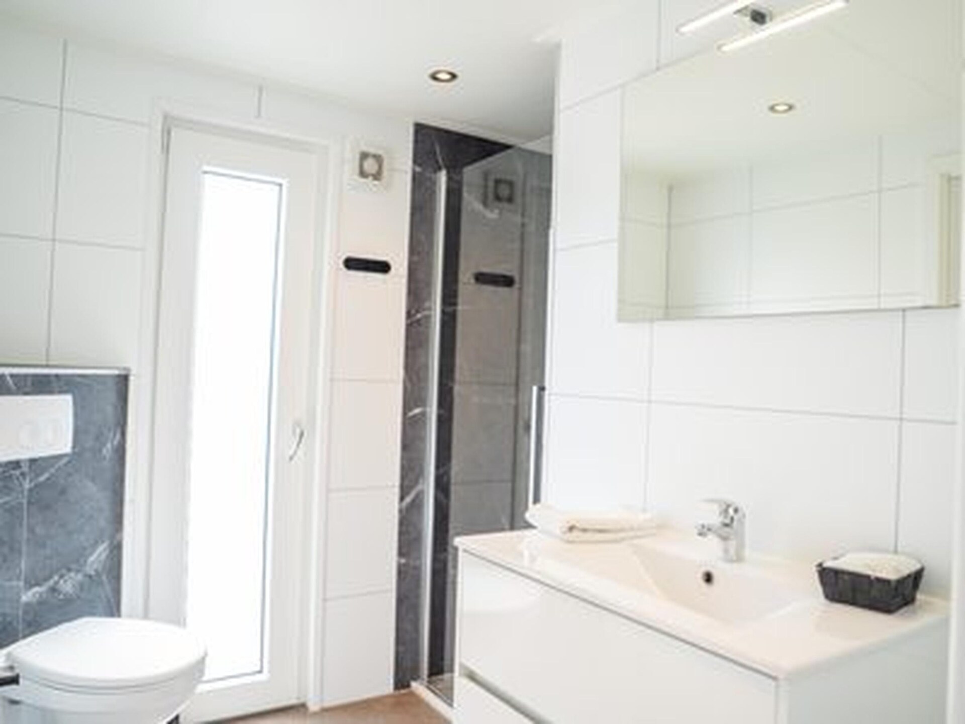 Modern chalet aan parkvijver in Veldhoven, 4 pers., 2 slaapkamers - foto 20