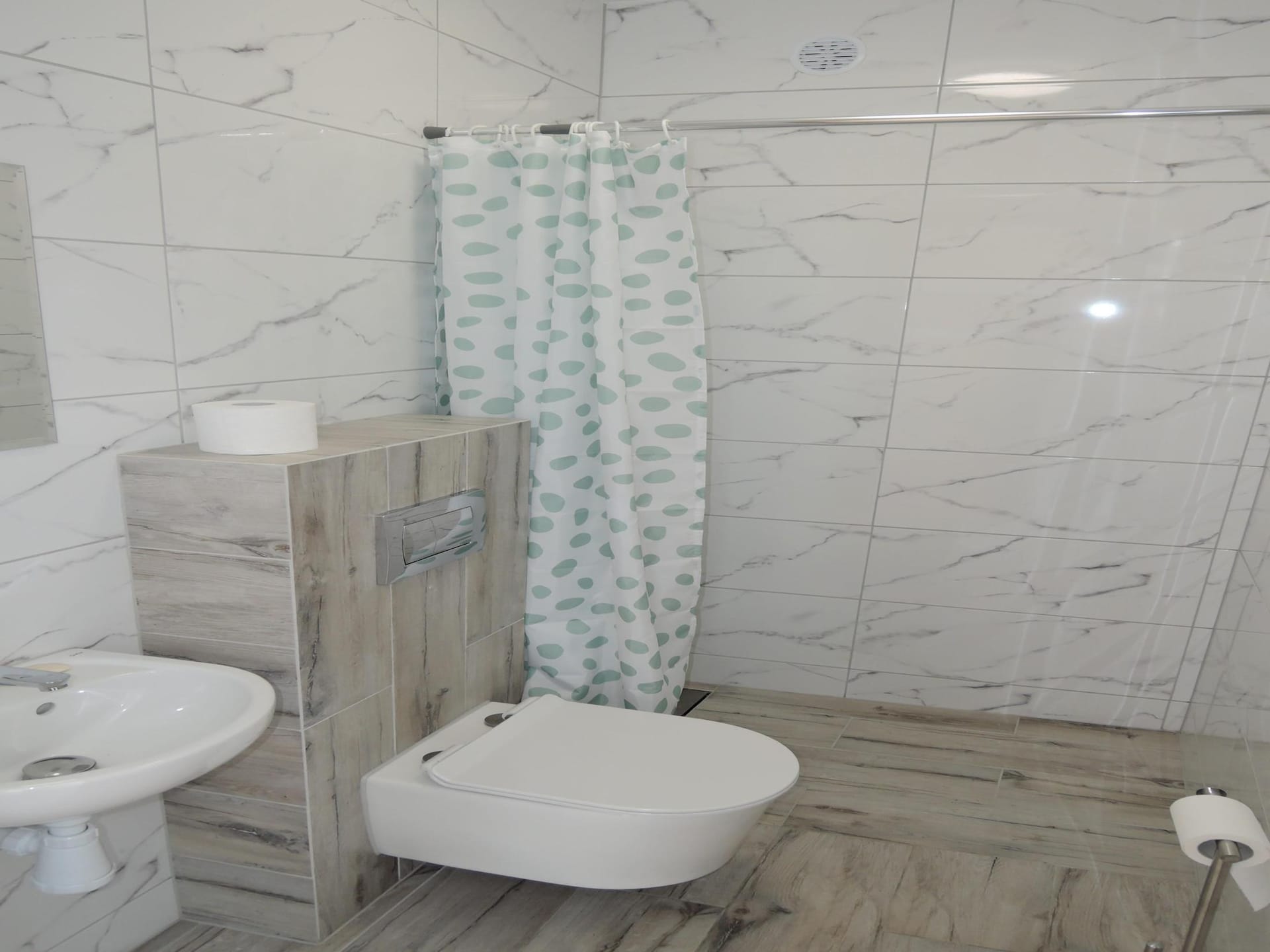 Op 500 m van het strand: Comfortabel appartement in centrum Mrzeżyno - foto 16
