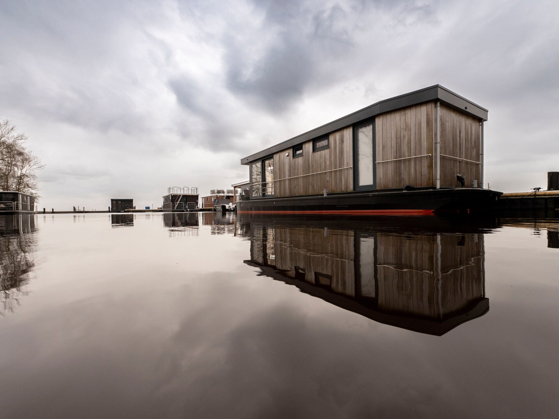Moderne woonboot 'Boatique Sneek' aan het water in Friesland - foto 7