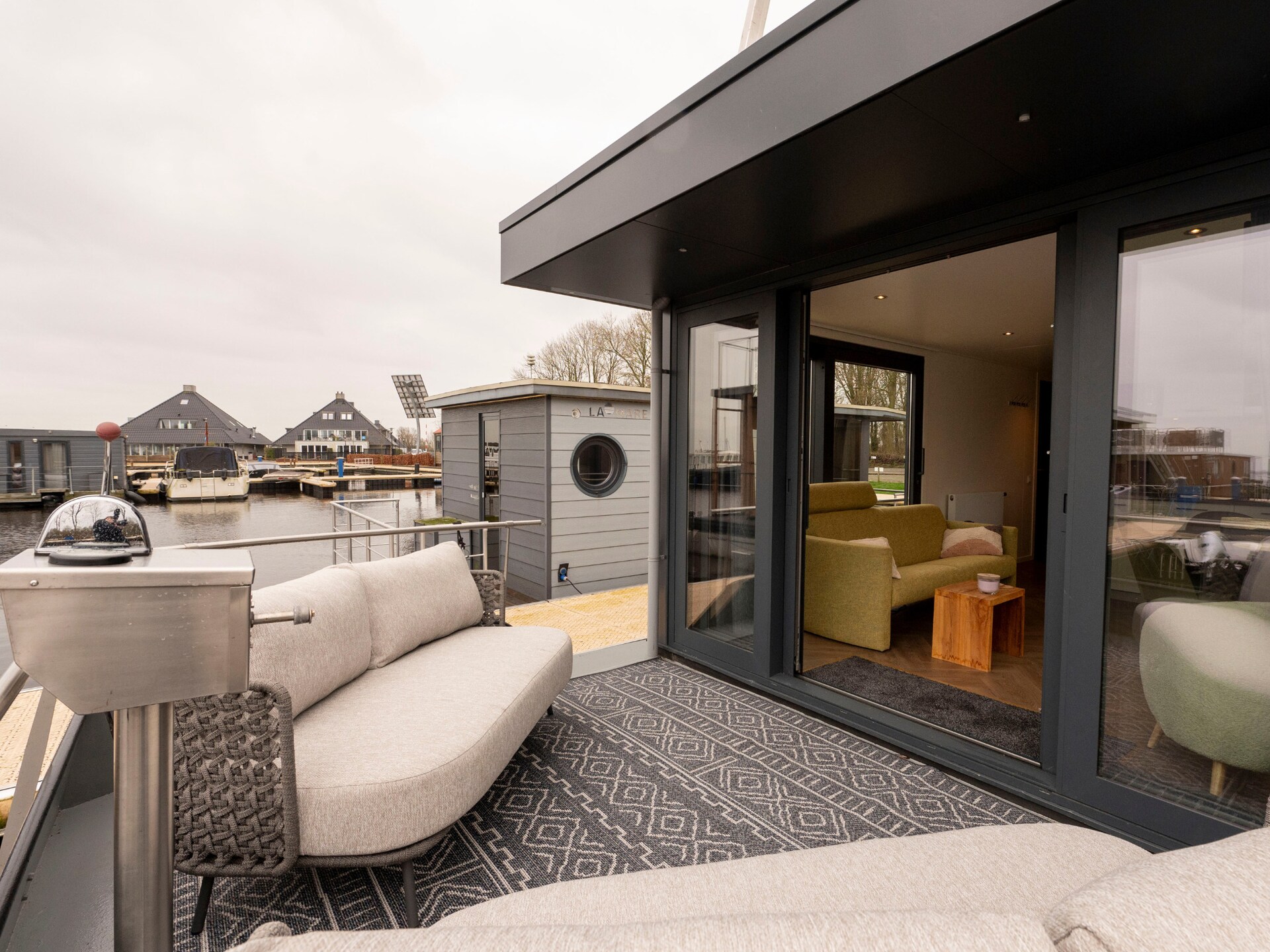 Moderne woonboot 'Boatique Sneek' aan het water in Friesland - foto 16