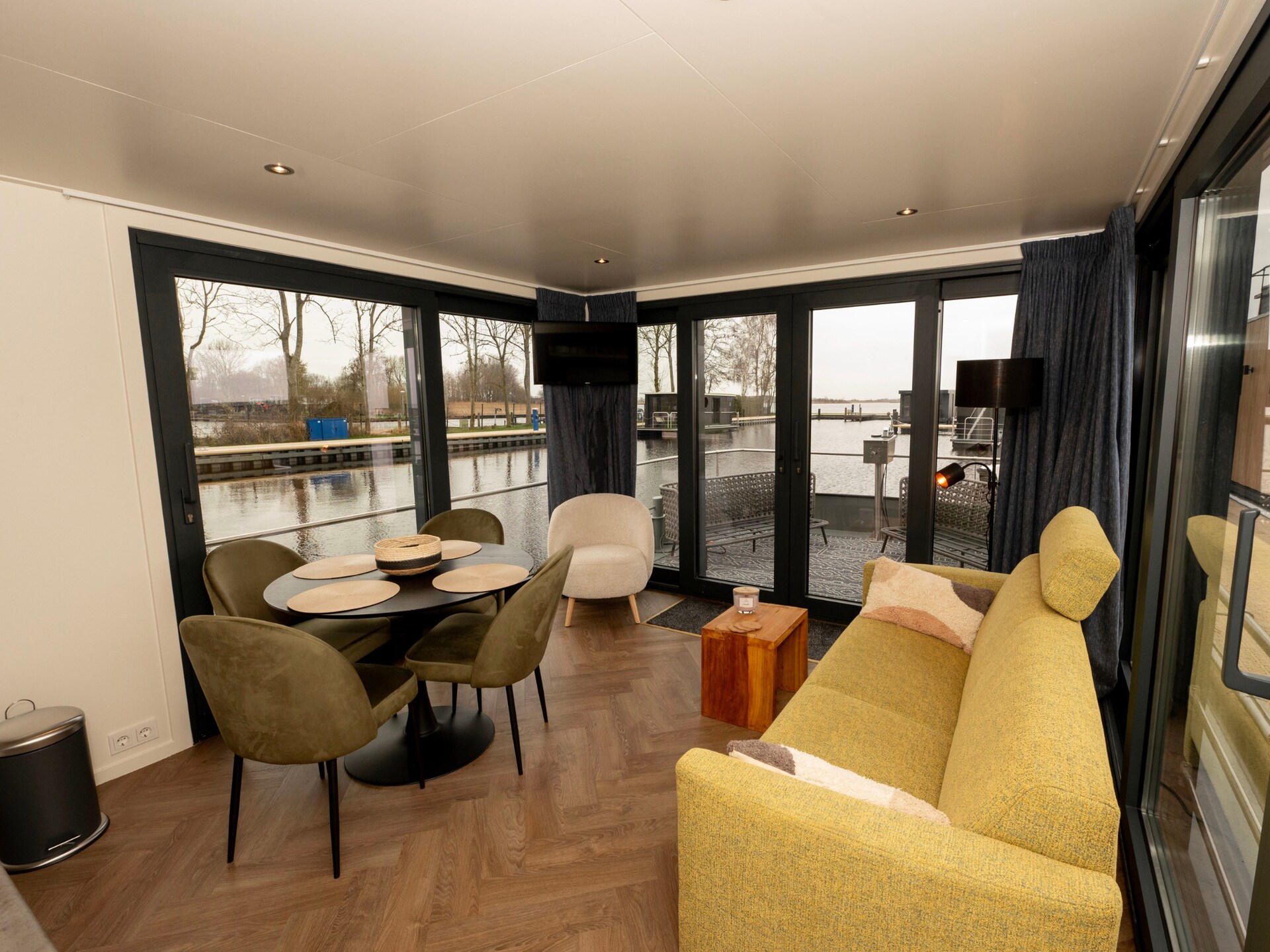 Moderne woonboot 'Boatique Sneek' aan het water in Friesland - foto 2
