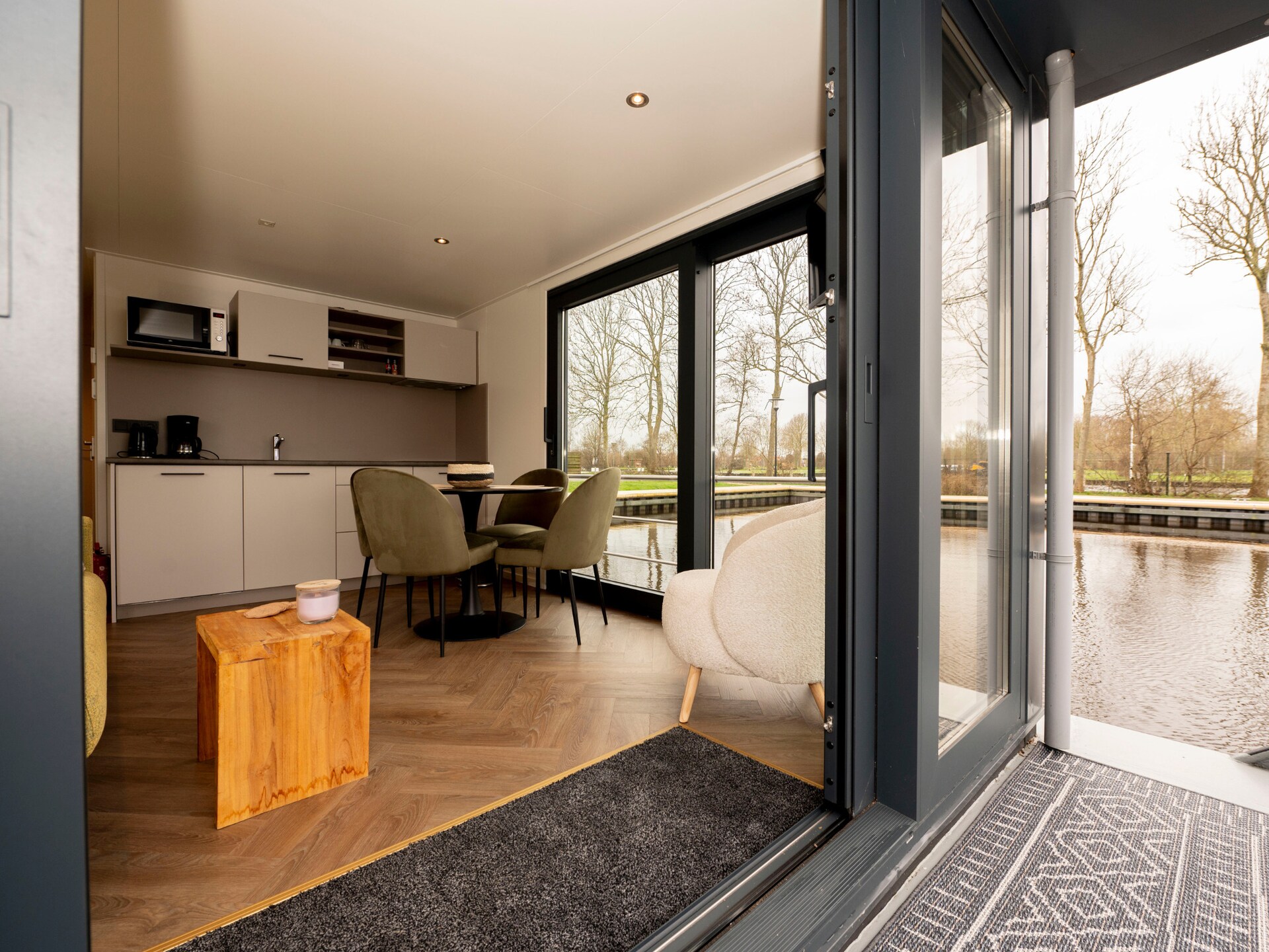Moderne woonboot 'Boatique Sneek' aan het water in Friesland - foto 6