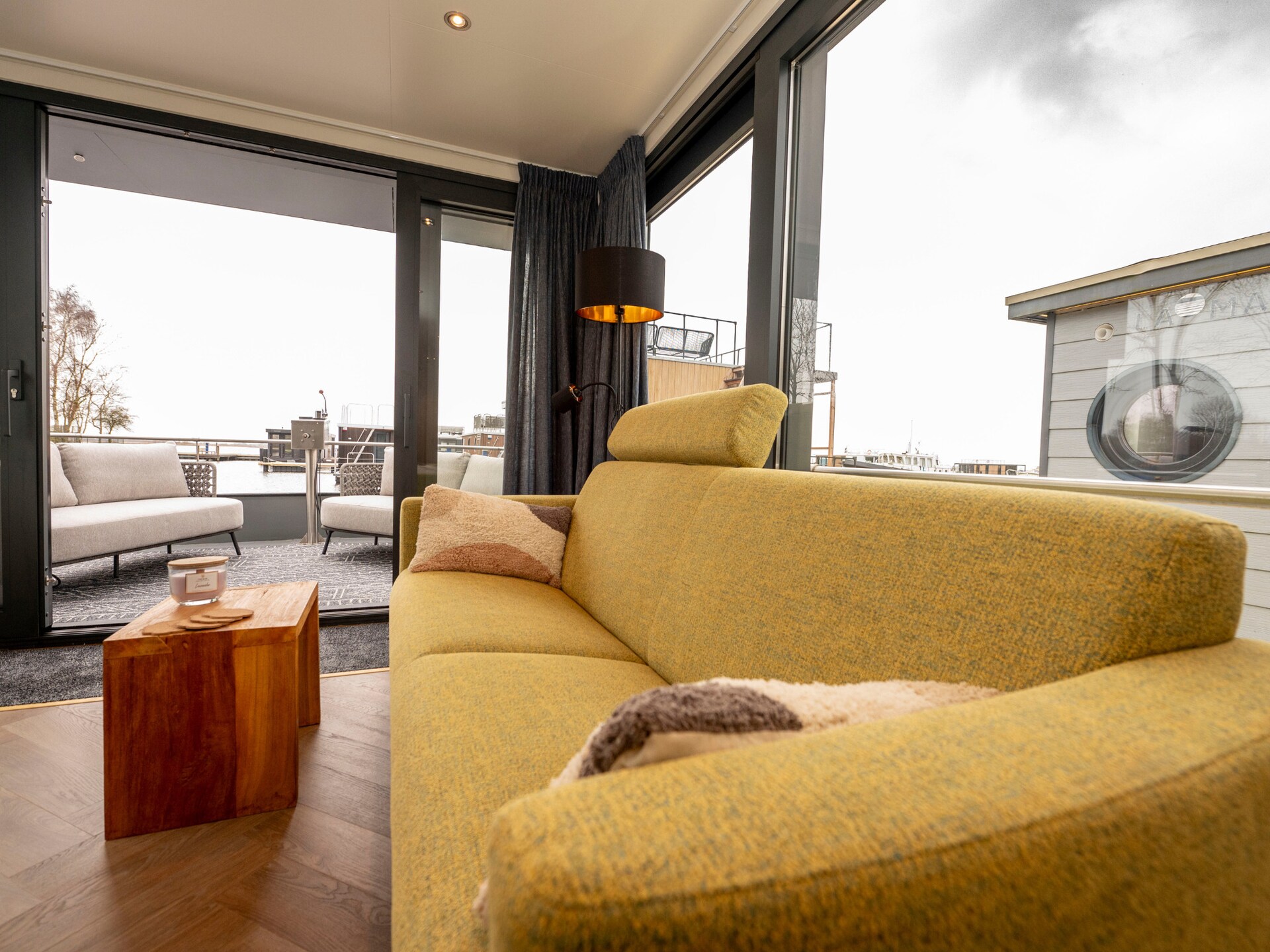 Moderne woonboot 'Boatique Sneek' aan het water in Friesland - foto 17