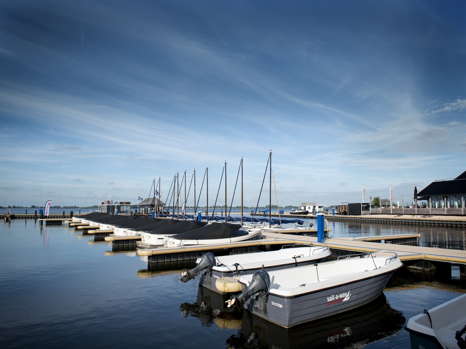 Moderne woonboot 'Boatique Sneek' aan het water in Friesland - foto 18