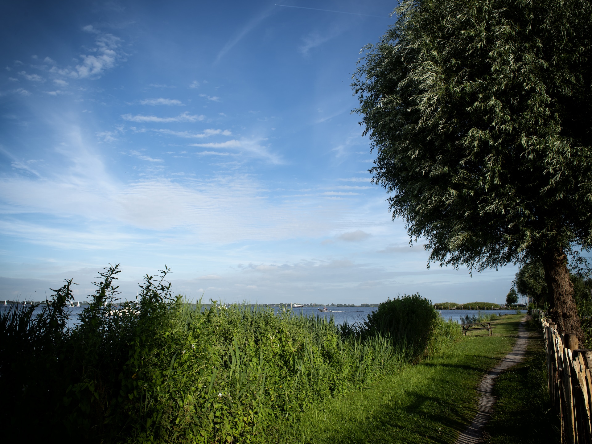 Moderne woonboot 'Boatique Sneek' aan het water in Friesland - foto 38