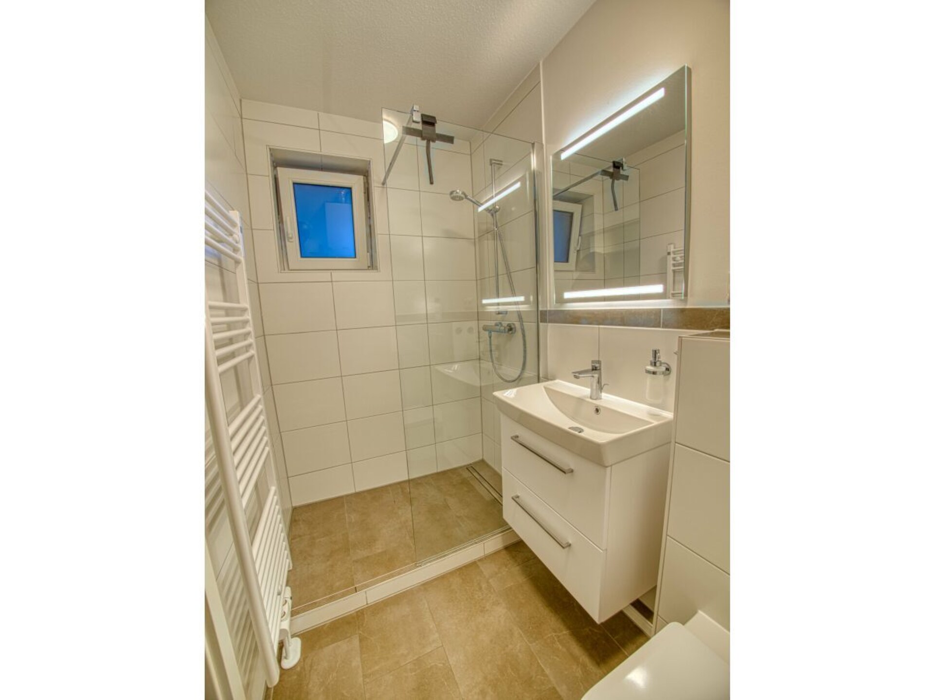 Modern appartement met zeezicht en balkon op het zuiden nabij strand - foto 8