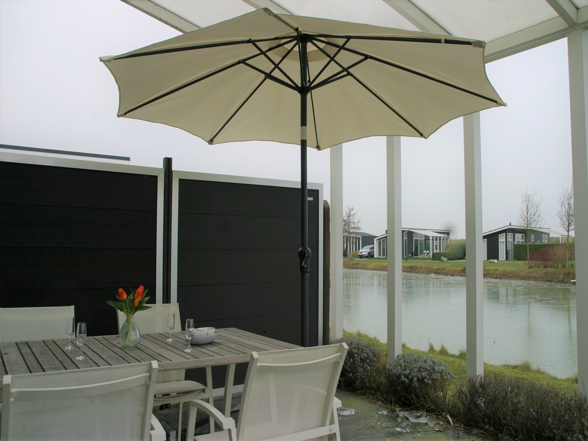 Luxe chalet aan het water op Water Resort Oosterschelde - foto 17
