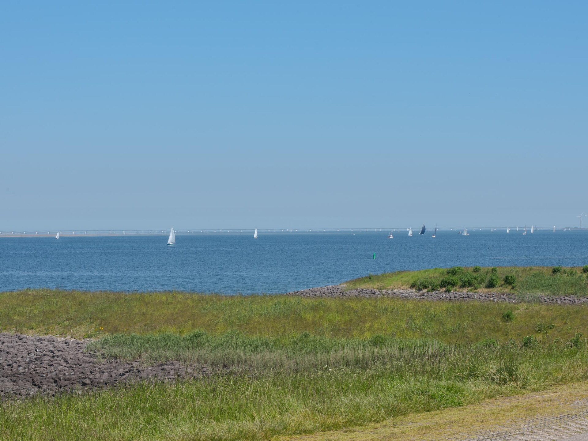 Modern vakantiehuis aan de Oosterschelde met tuin en dijkuitzicht - foto 14