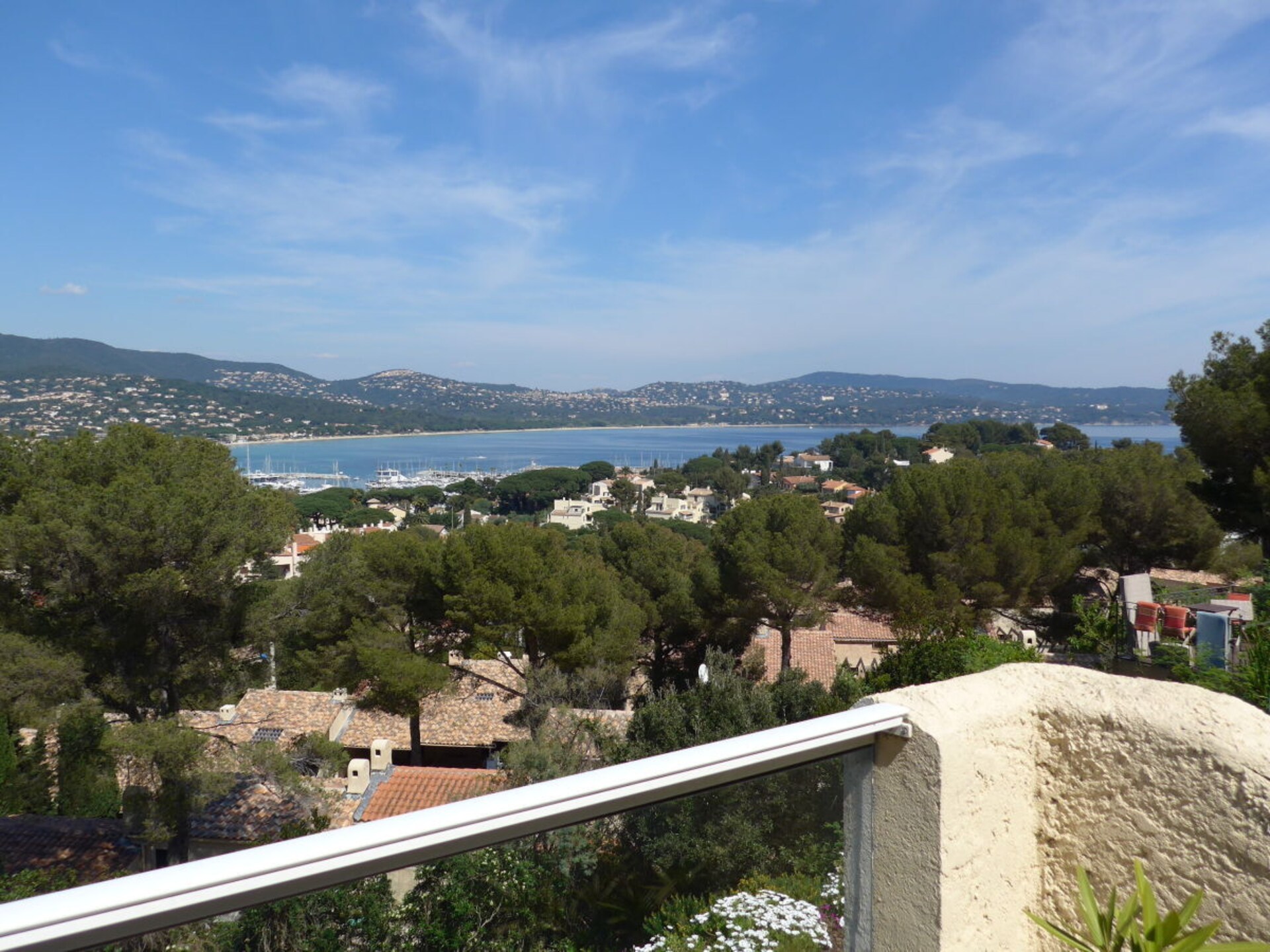 Zonovergoten appartement met dakterras en panoramisch uitzicht over de baai van Cavalaire - foto 3