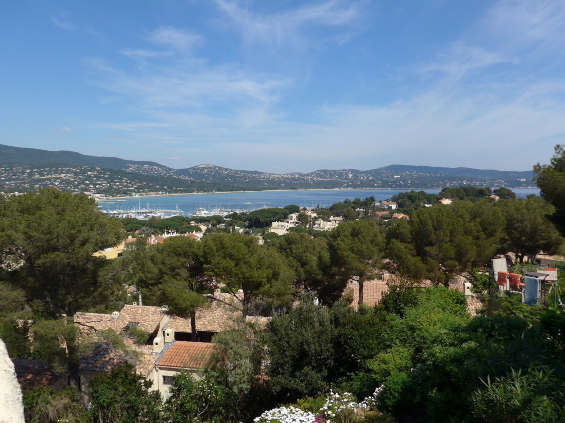Zonovergoten appartement met dakterras en panoramisch uitzicht over de baai van Cavalaire - foto 18