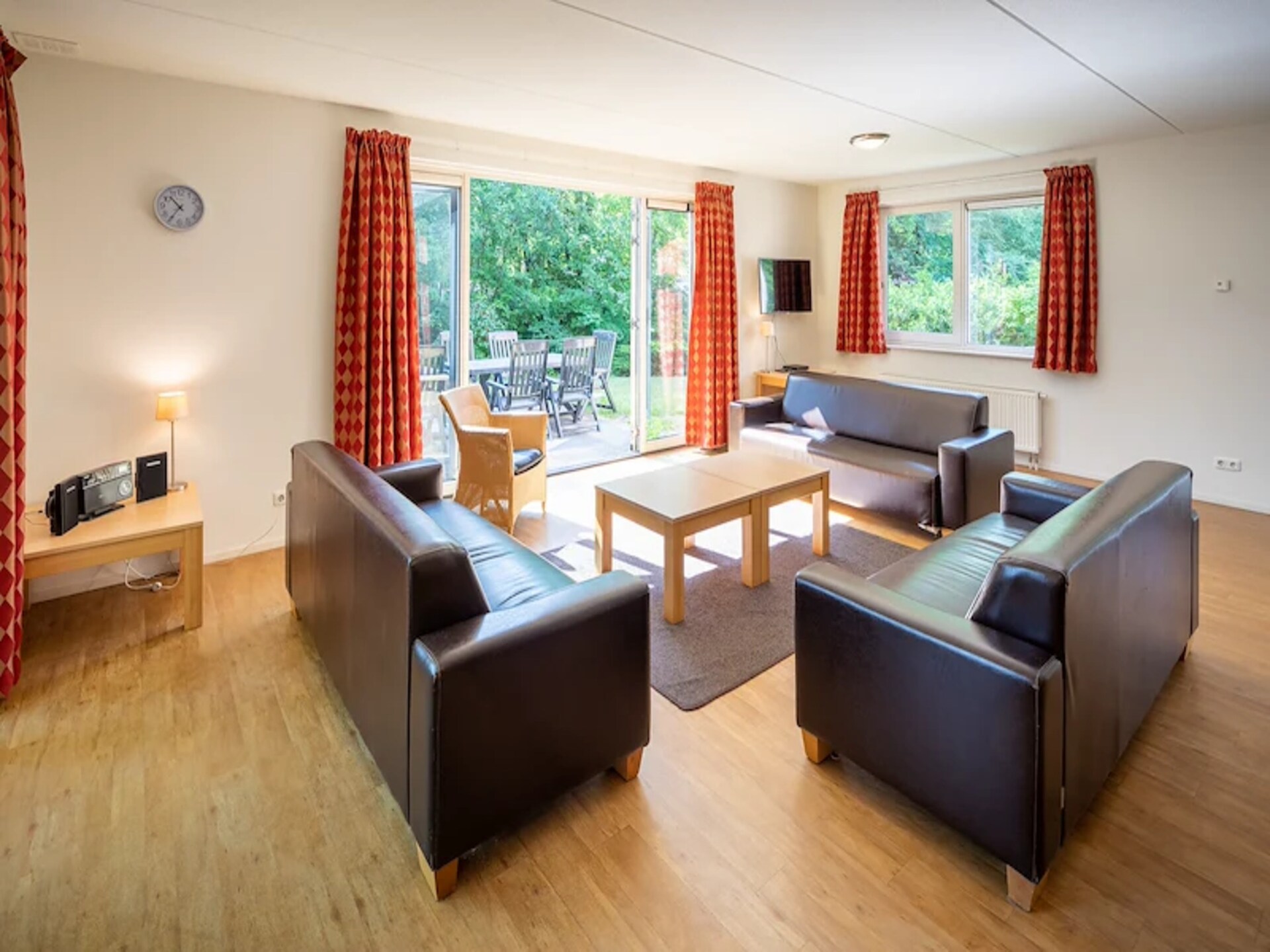 Ruime 10-persoons bungalow met sauna aan de rand van de Veluwse bossen - foto 2